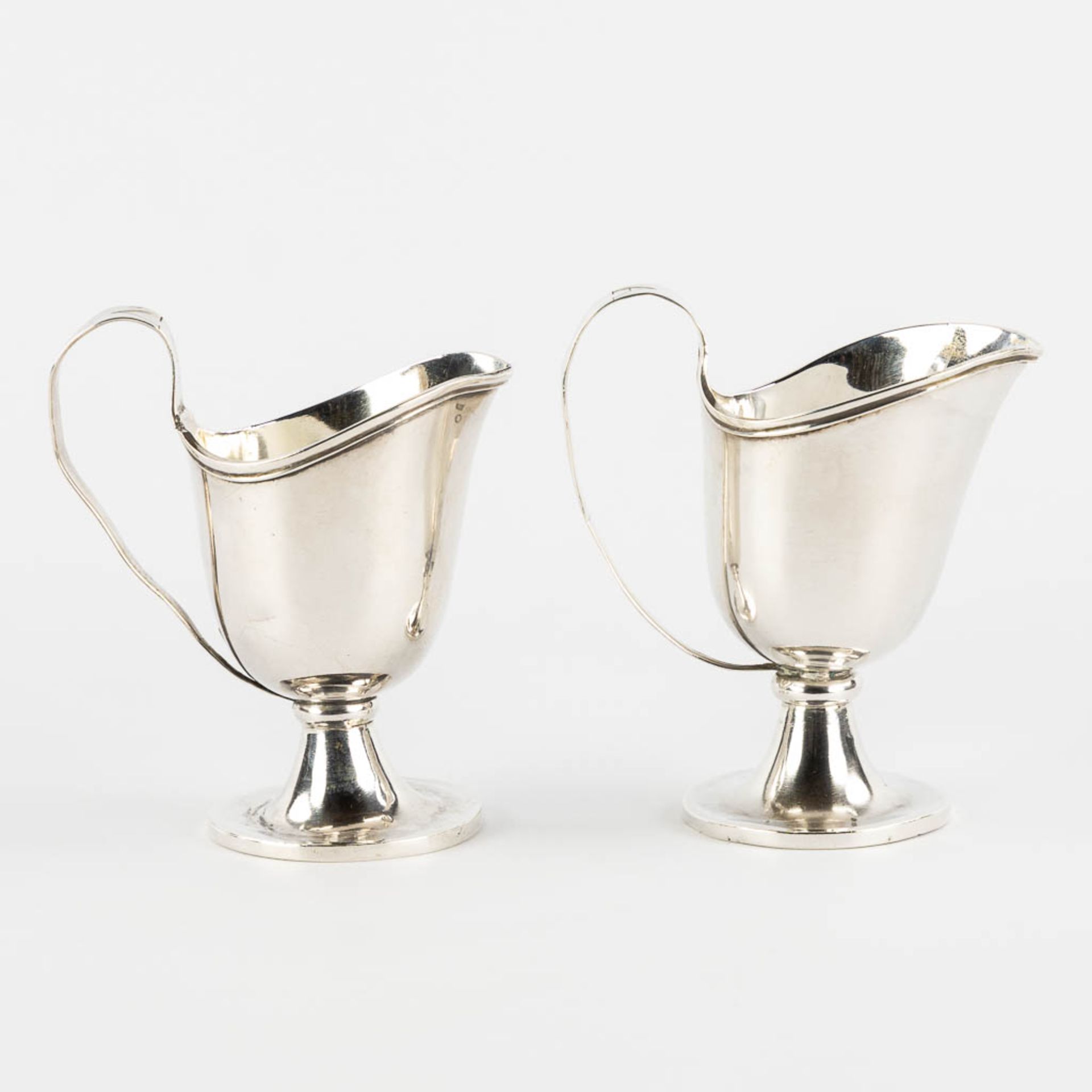 Philippus MYS 1759-1847) A pair of 'Water and Wine Cruets', Vino &amp; Aqua, Silver, Bruges. 19th C. - Image 3 of 11