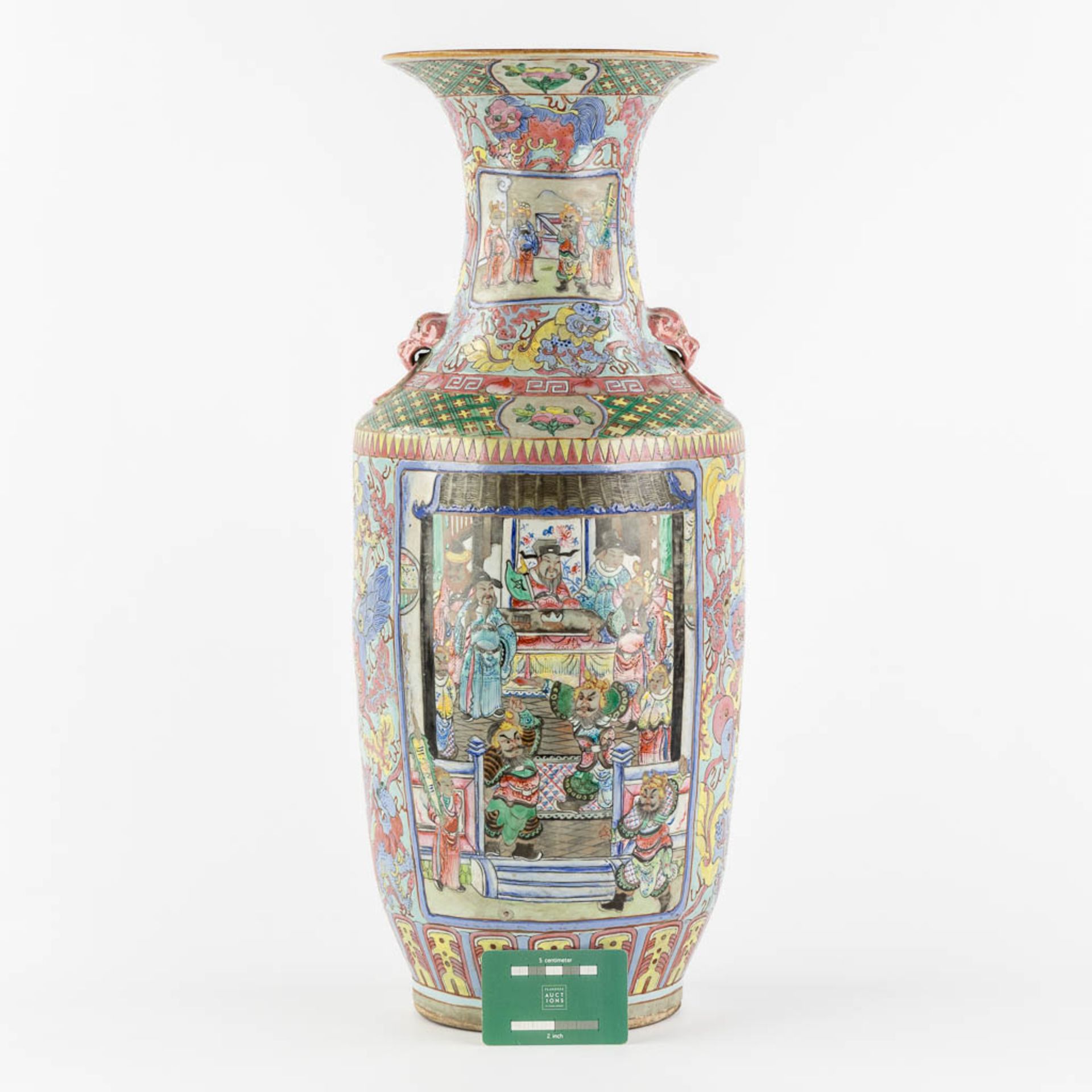 A Chinese vase, Famille Rose decorated with warriors. (H:58 x D:24 cm) - Bild 2 aus 14