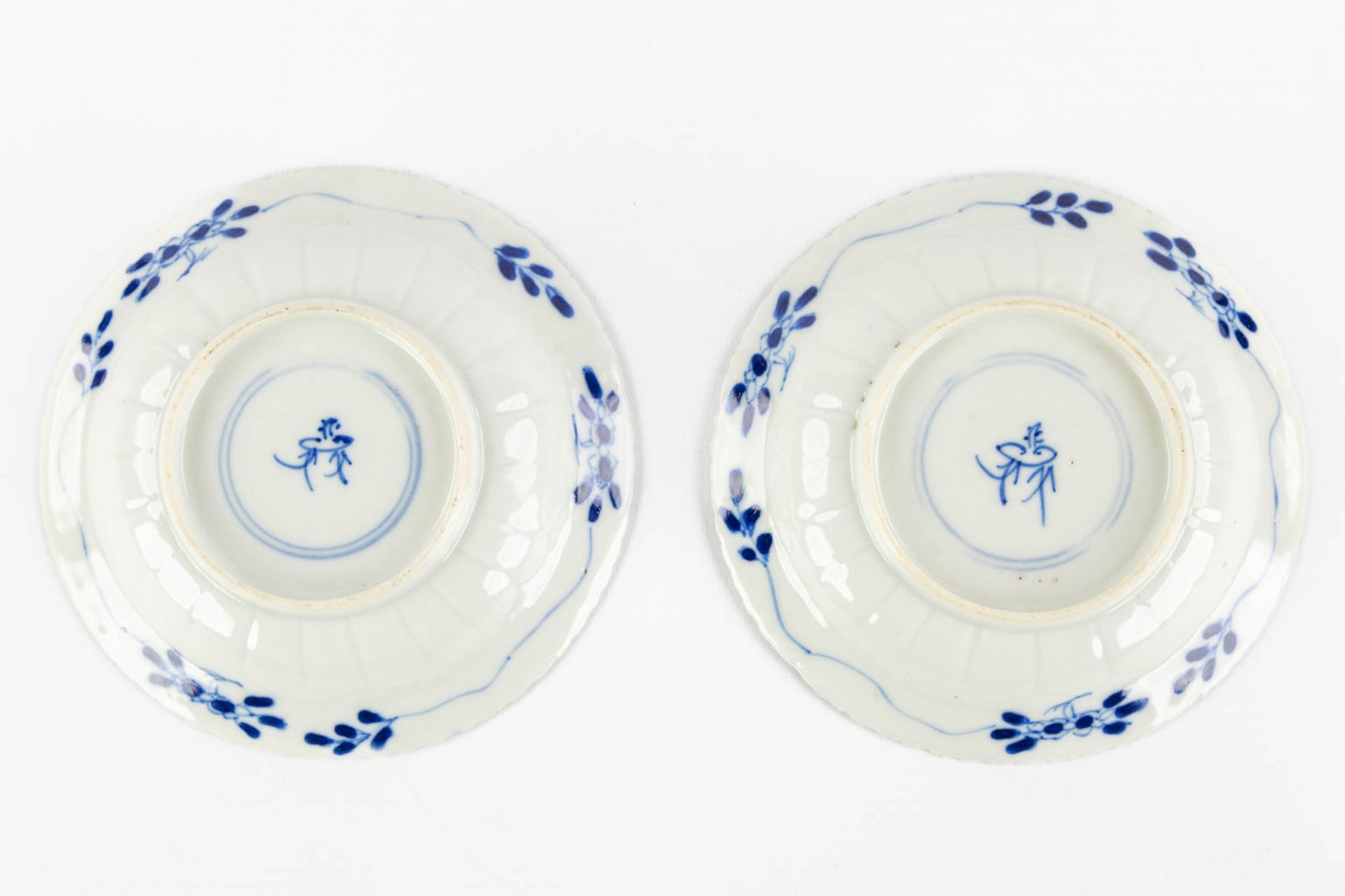 A pair of Chinese plate, blue-white decor of 'Fish and Crab', 19th C. (D:13,5 cm) - Bild 4 aus 9