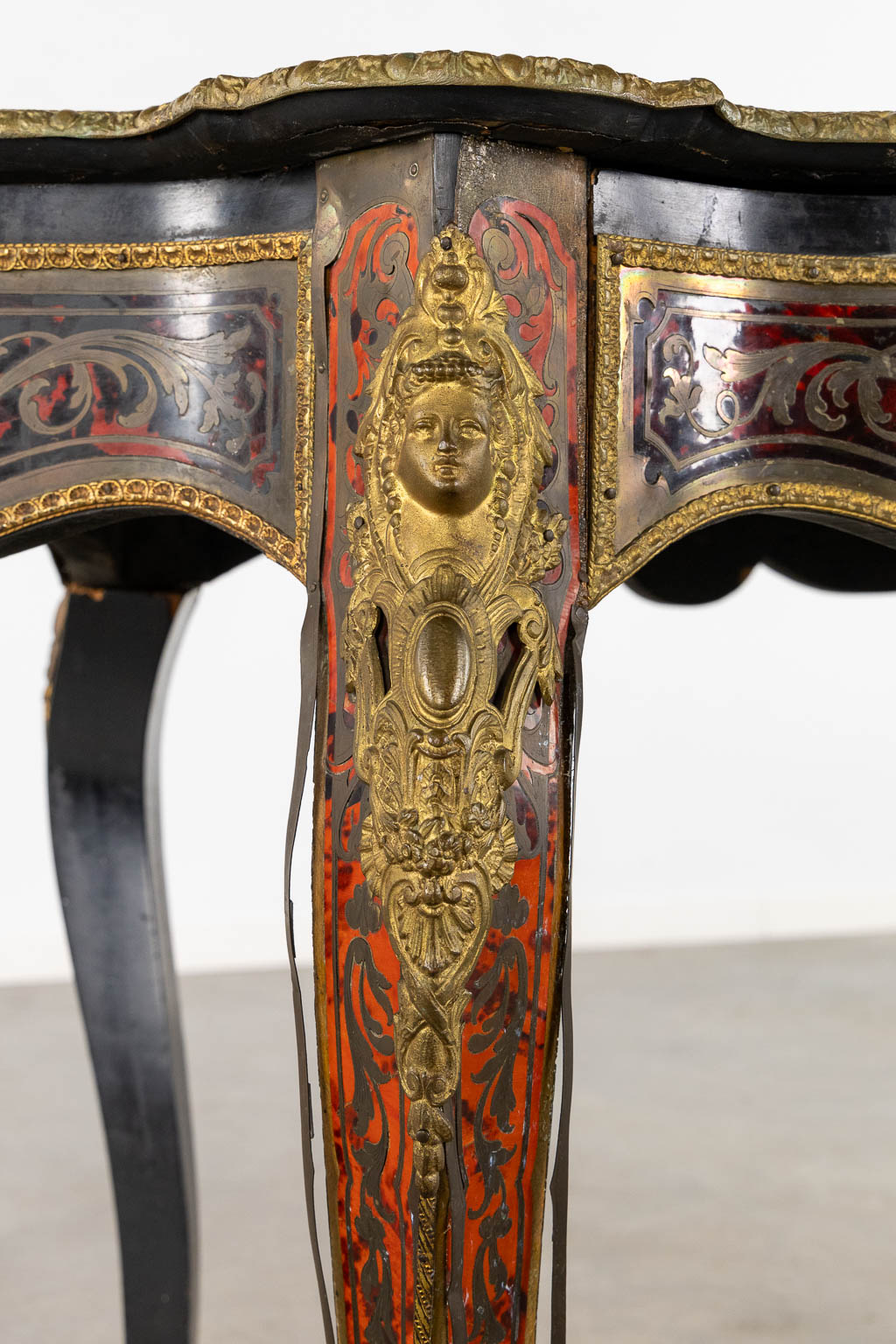 A Boulle 'Table Violon', tortoiseshell and copper inlay, Napoleon 3. (L:76 x W:130 x H:77 cm) - Image 15 of 19
