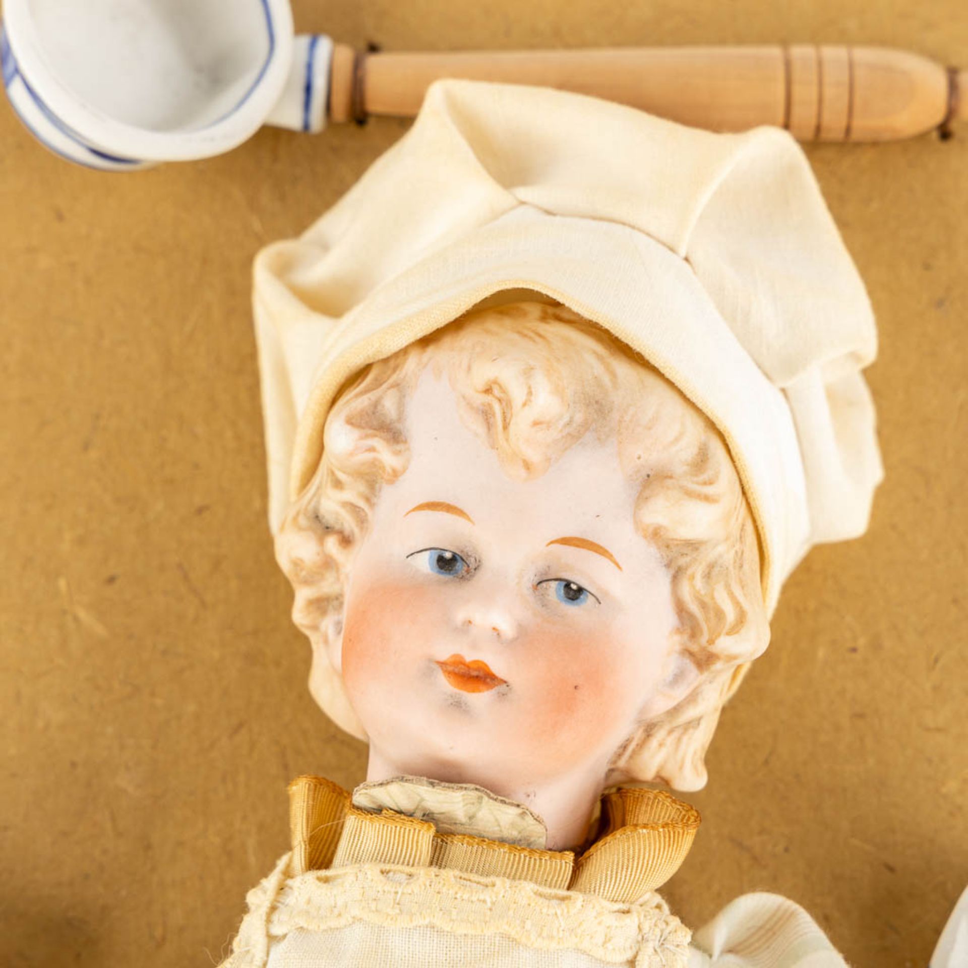 William Goebel, 'Boy Chef' a porcelain doll mounted on a cardboard with accessories. (W:20,5 x H:37 - Image 9 of 9
