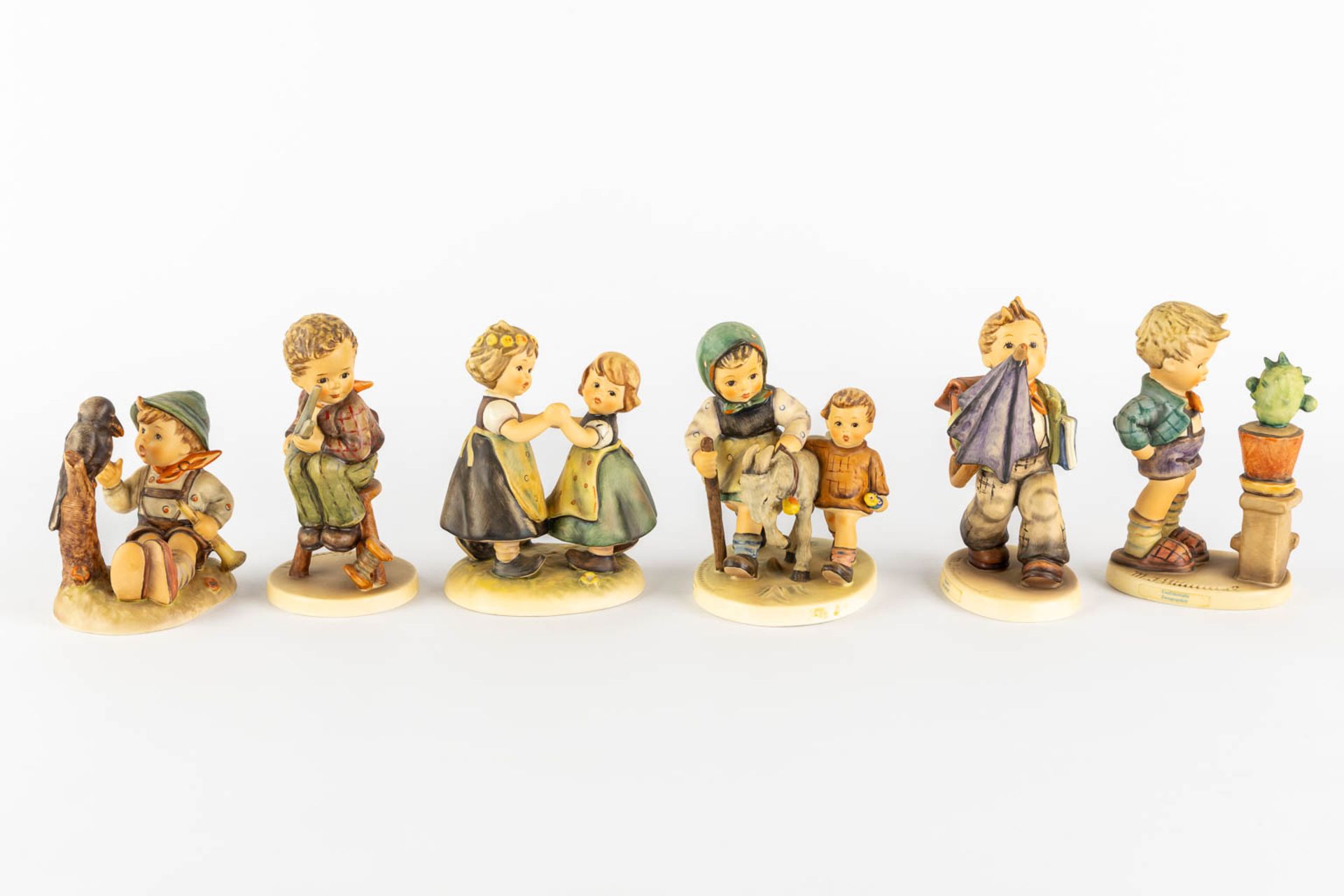 Hummel, 12 figurines, polychrome porcelain. (H:15,5 cm) - Bild 3 aus 9