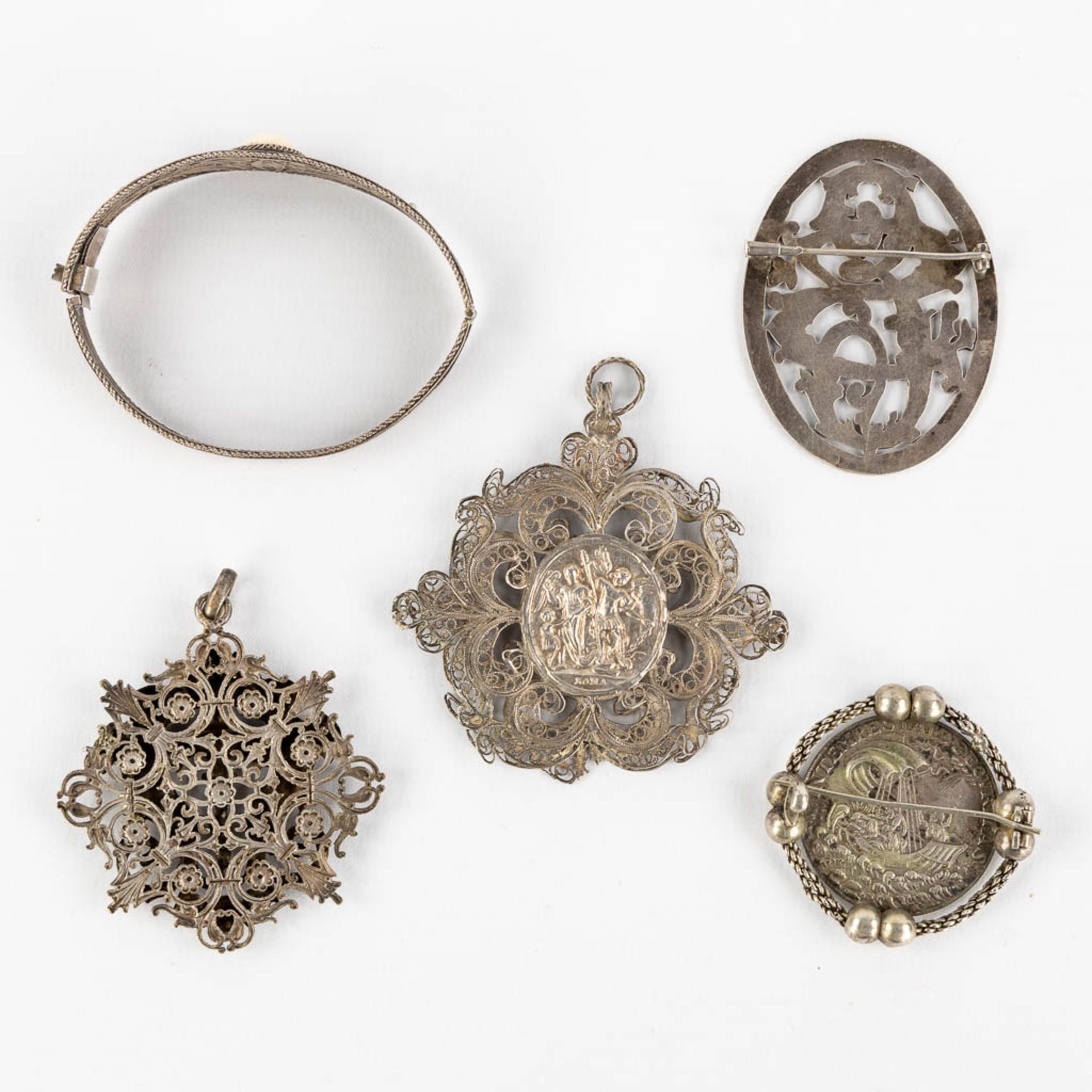 A collection of silver brooches, pendants and bracelets, Filigrane silver. 90g. (H:7 cm) - Image 3 of 8