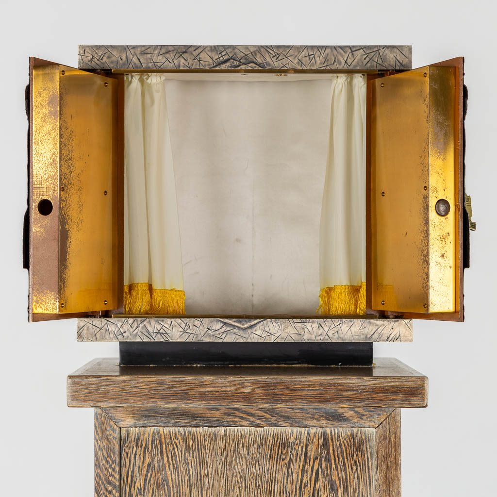 A modernist tabernacle, with a repousse image of Jesus Christ. (L:30 x W:45 x H:43,5 cm) - Image 3 of 10