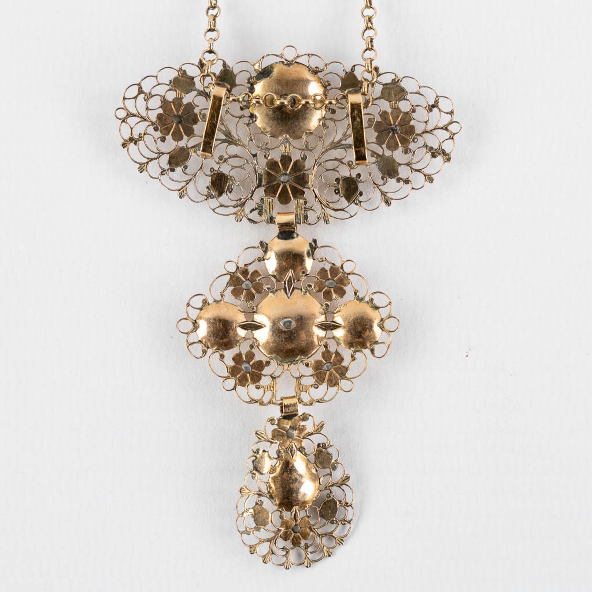 An antique pendant, 18kt yellow gold with old-cut diamonds. 19th C. (H:7,8 cm) - Image 5 of 6