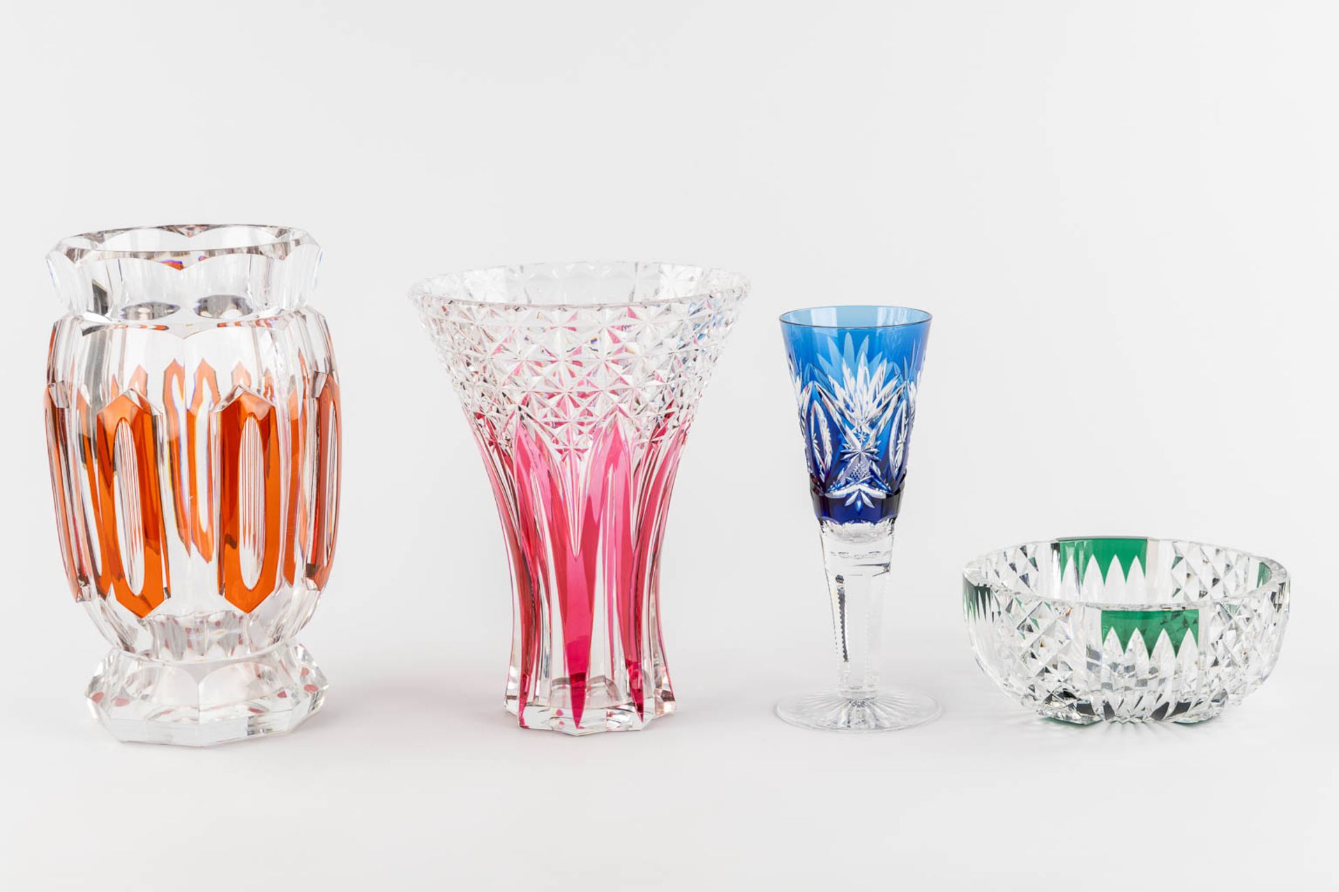 Val Saint Lambert, four pieces of cut and coloured crystal. (H:31 x D:19 cm) - Bild 6 aus 13