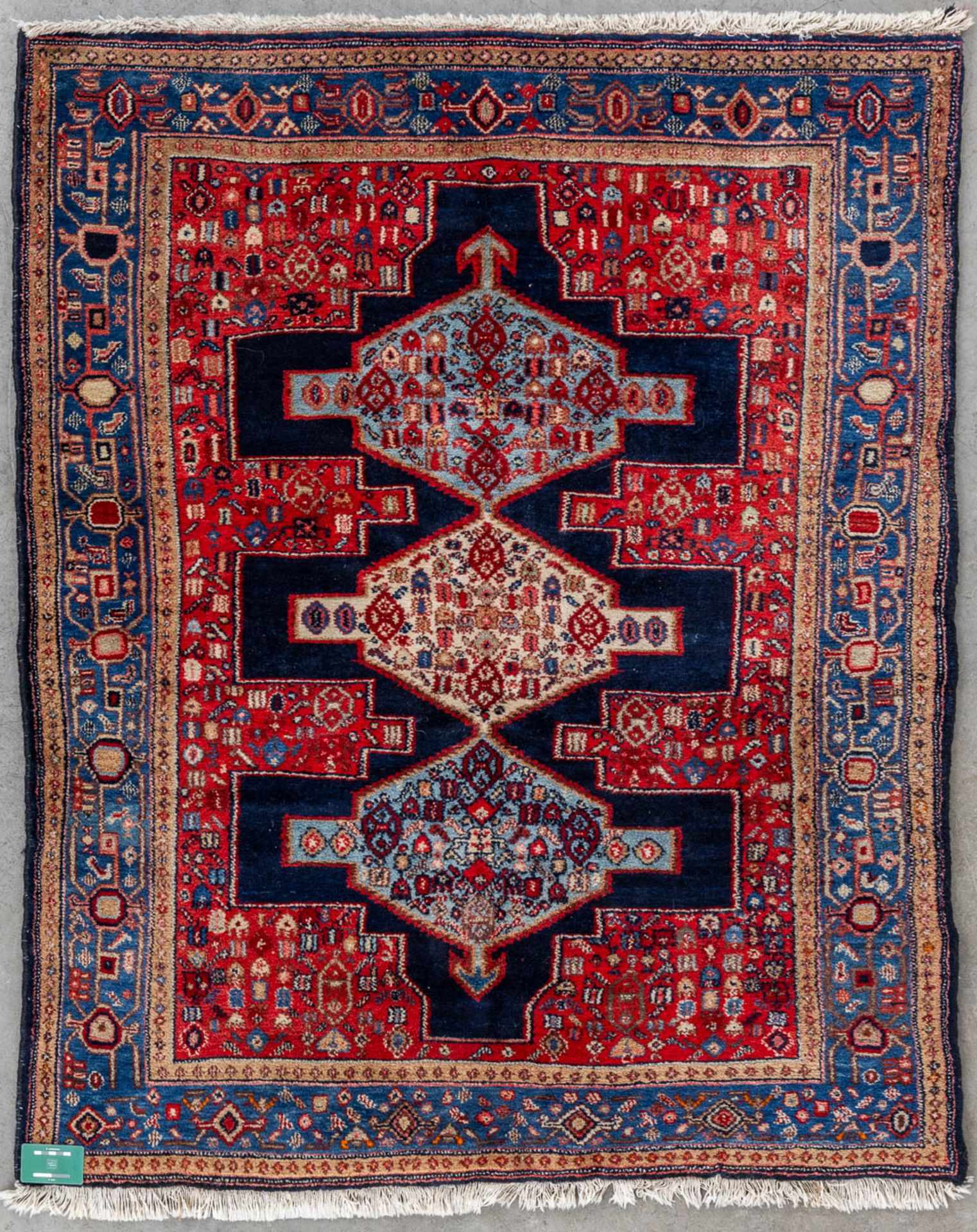 An Oriental hand-made carpet, Senneh, Iran. (L:157 x W:126 cm) - Bild 2 aus 9