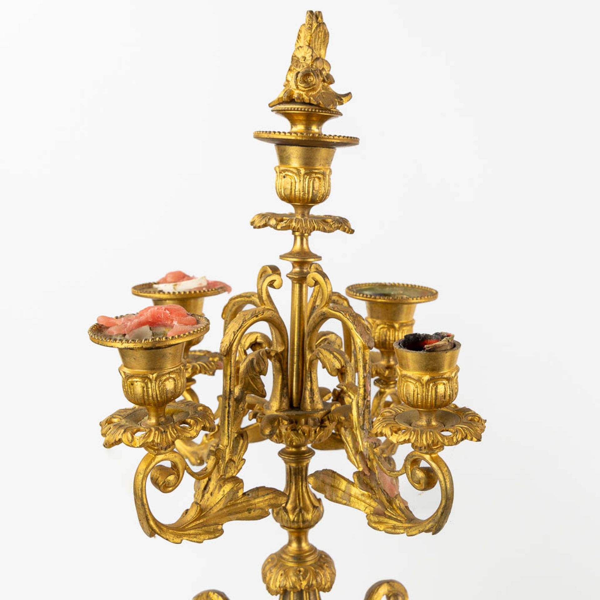 A three-piece mantle garniture clock and candelabra, gilt bronze. 19th C. (L:20 x W:32 x H:43 cm) - Bild 10 aus 13