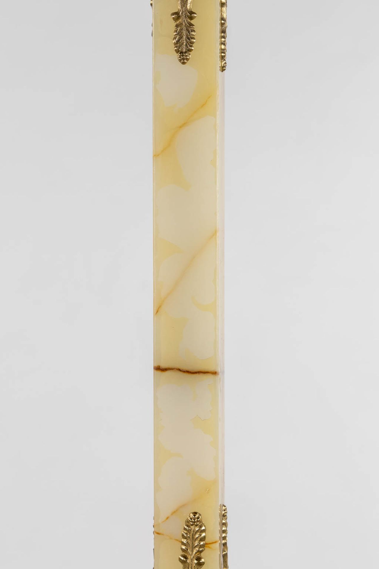 A coathanger, onyx and brass. Circa 1950. (L:40 x W:40 x H:180 cm) - Image 10 of 10