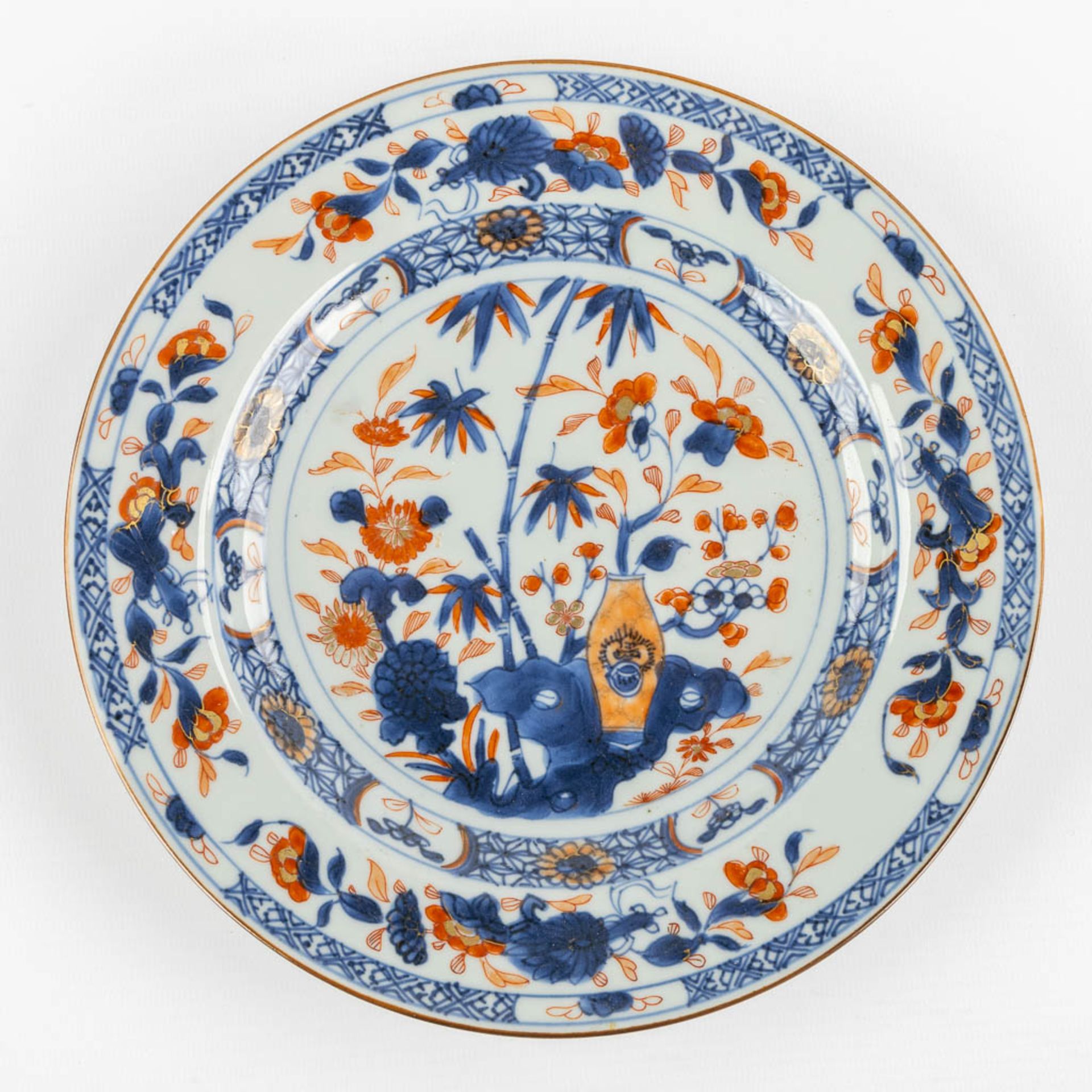 Six pieces of Japanese Imari porcelain, 19th/20th C. (D:23 cm) - Image 3 of 16