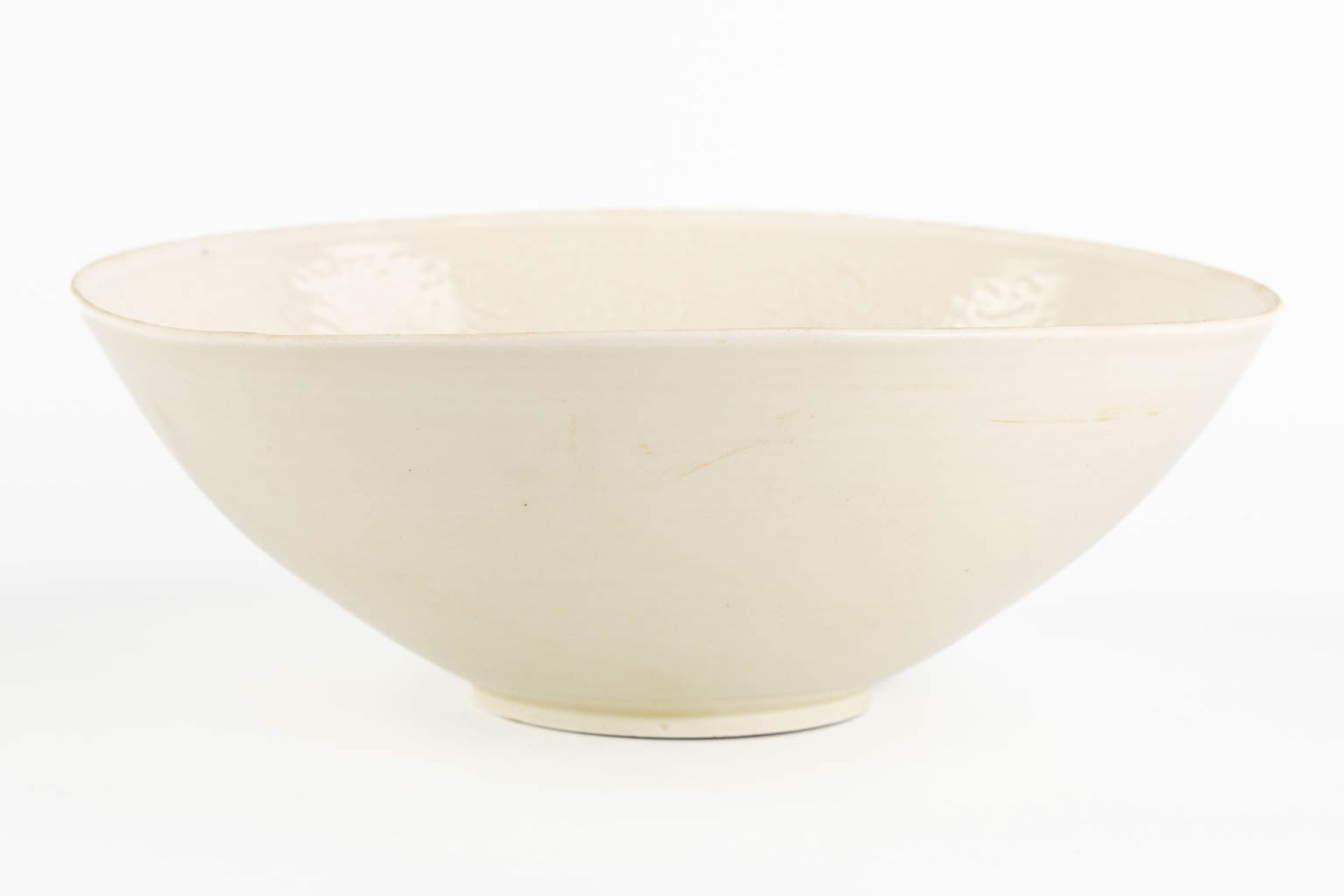 A Chinese bowl with monochrome glaze 'Dingyao', Southern Song style, decorated with dragons. (L:28,2 - Image 3 of 10