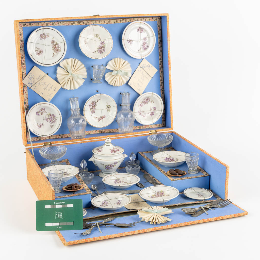 A children's porcelain service and flatware, 'Dinette', in the original box. (L:28 x W:36 x H:12 cm) - Image 2 of 10