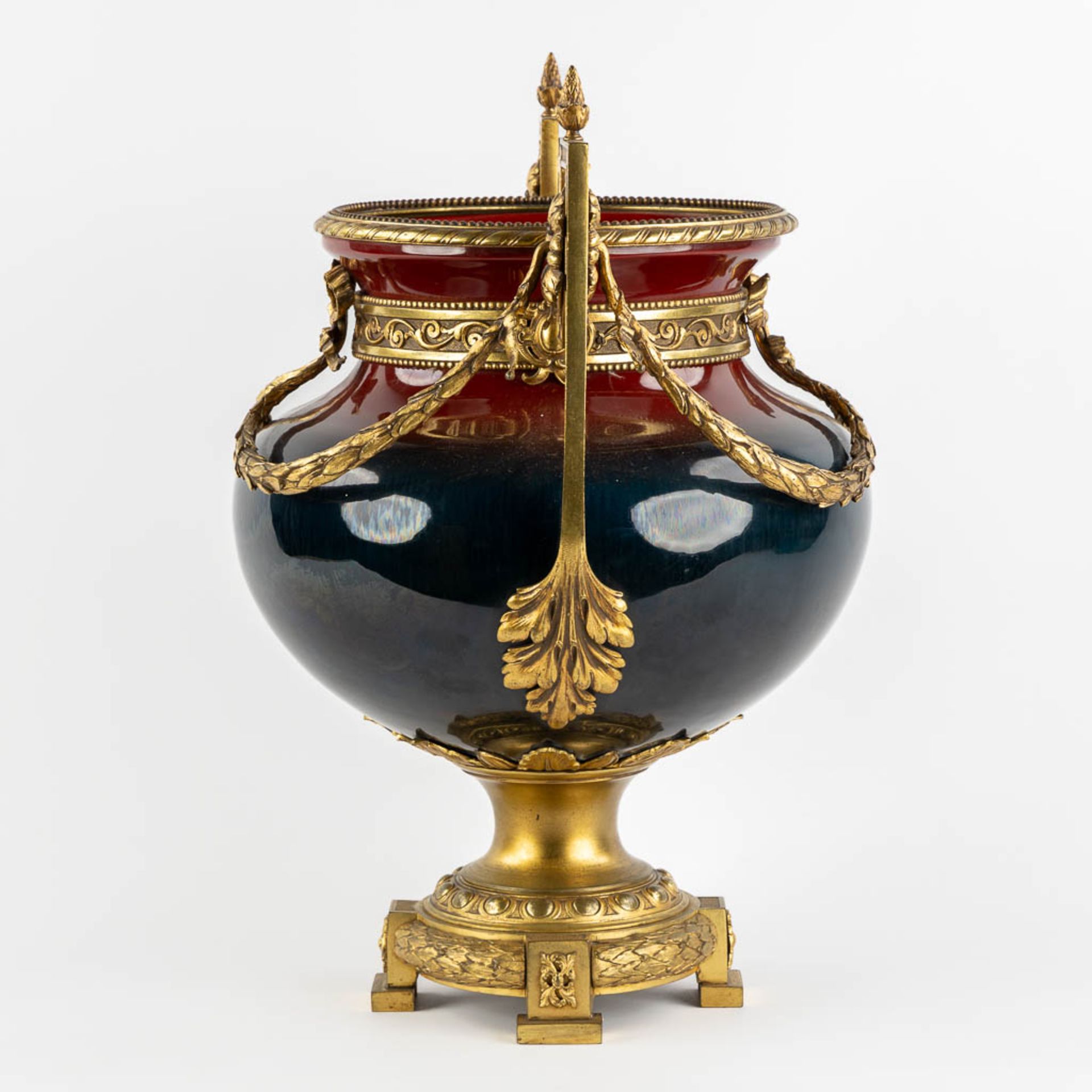 A large faience vase mounted with gilt bronze in Louis XV style. Circa 1900. (L:34 x W:40 x H:50 cm) - Bild 6 aus 12