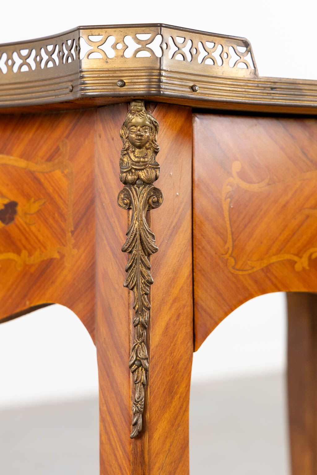 A pair of side tables, marquetry inlay and mounted with bronze. (L:37 x W:51 x H:65 cm) - Image 13 of 13
