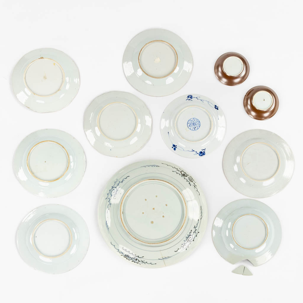 Eleven plates, Blue-White and Famille Rose, 18th and 19th C. (D:36,5 cm) - Image 9 of 9