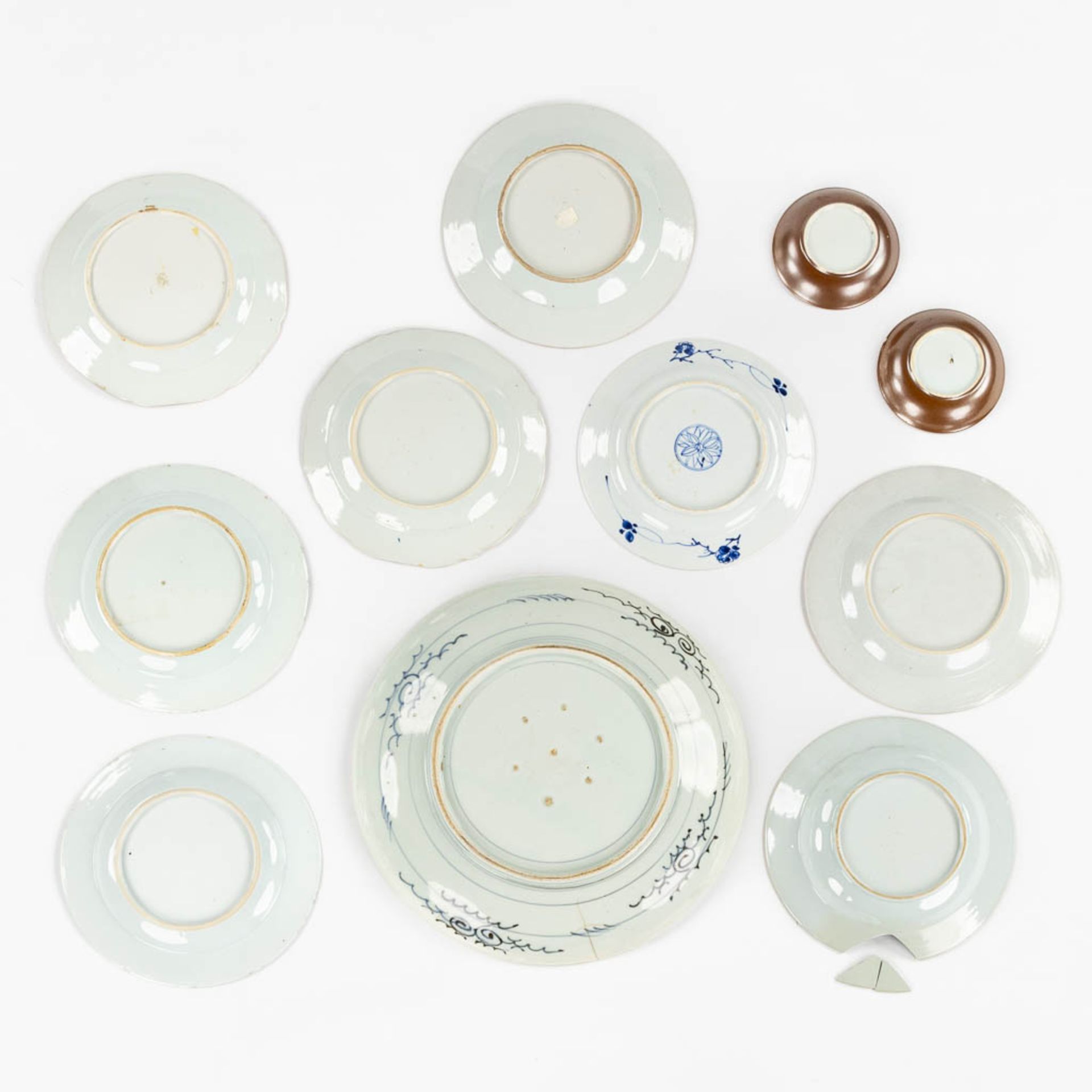 Eleven plates, Blue-White and Famille Rose, 18th and 19th C. (D:36,5 cm) - Bild 9 aus 9