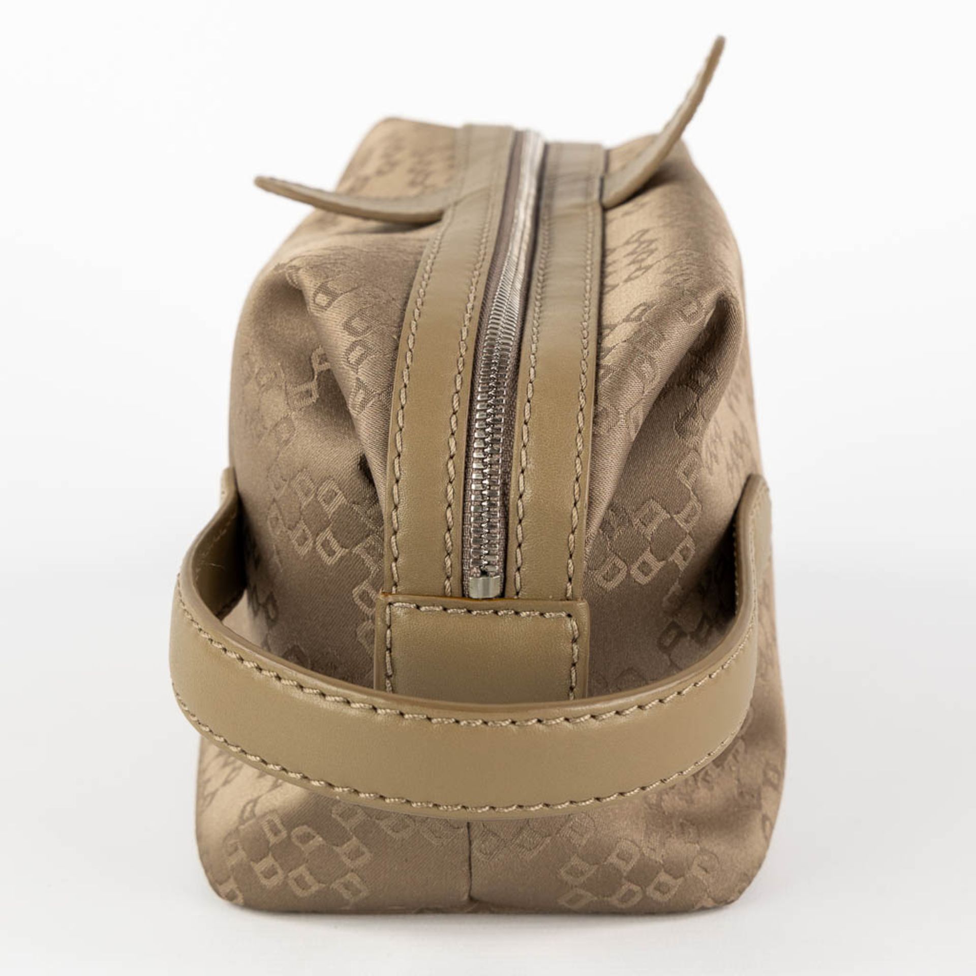 Delvaux, a handbag, added 'Airess', a toilet bag. (W:34 x H:29 cm) - Bild 5 aus 23