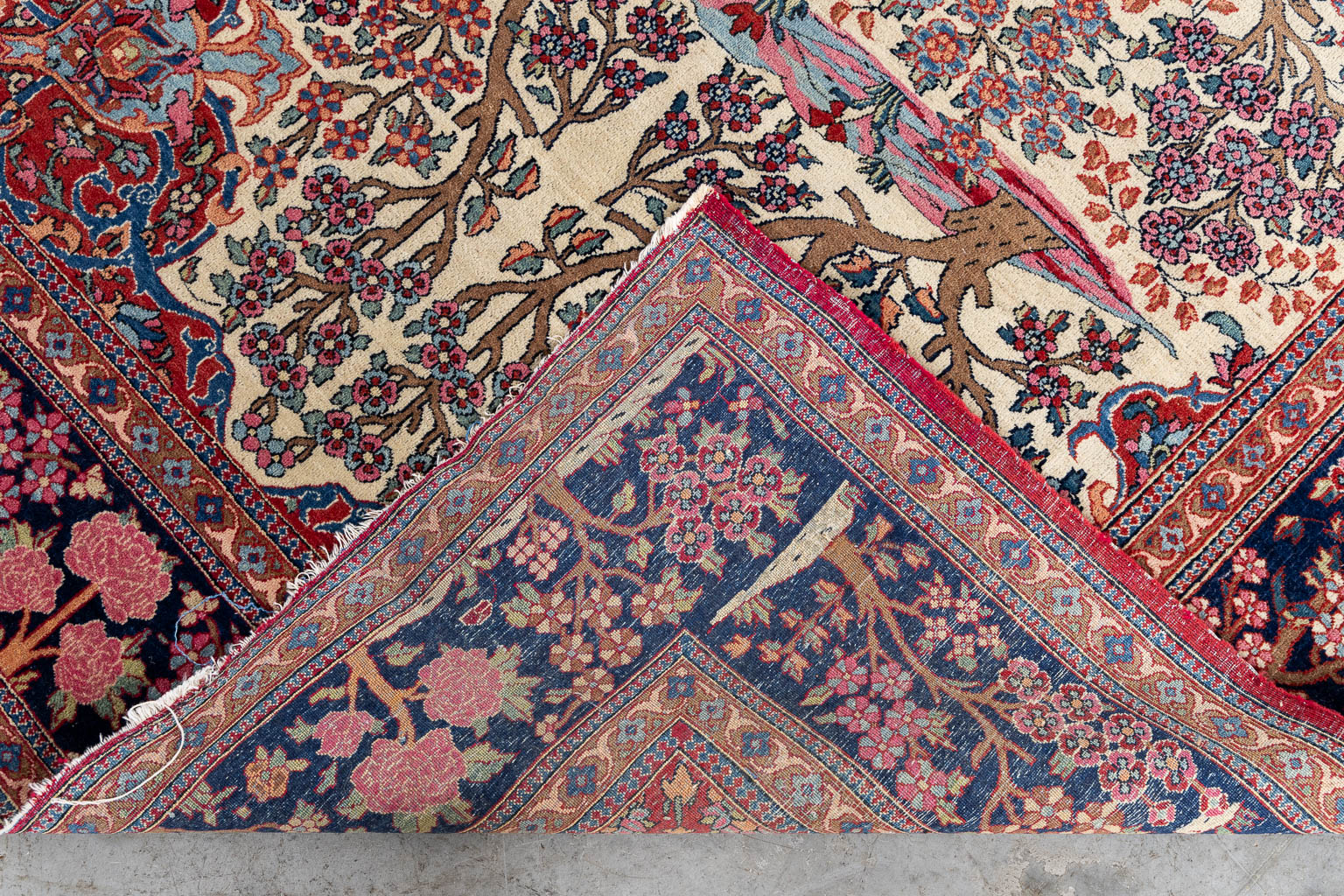 A Fine oriental hand-made and antique carpet, Isfahan. (L:204 x W:146 cm) - Image 8 of 8
