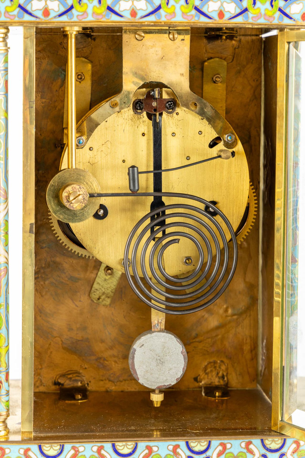 A decorative table clock, finished with cloisonné enamel. (L:15 x W:32 x H:46 cm) - Bild 7 aus 11