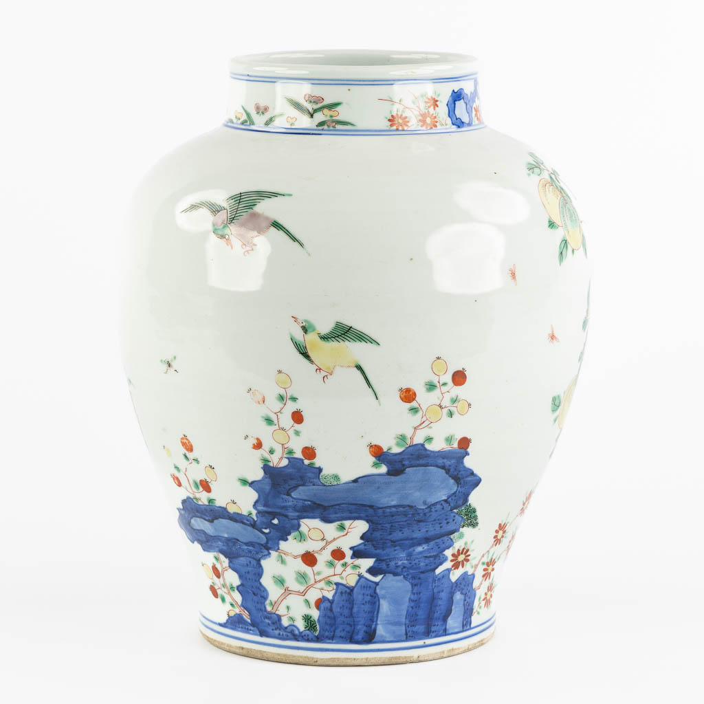 A Chinese pot, Wuchai decorated with growing fruits and blossoms. (H:31 x D:25 cm) - Image 4 of 11