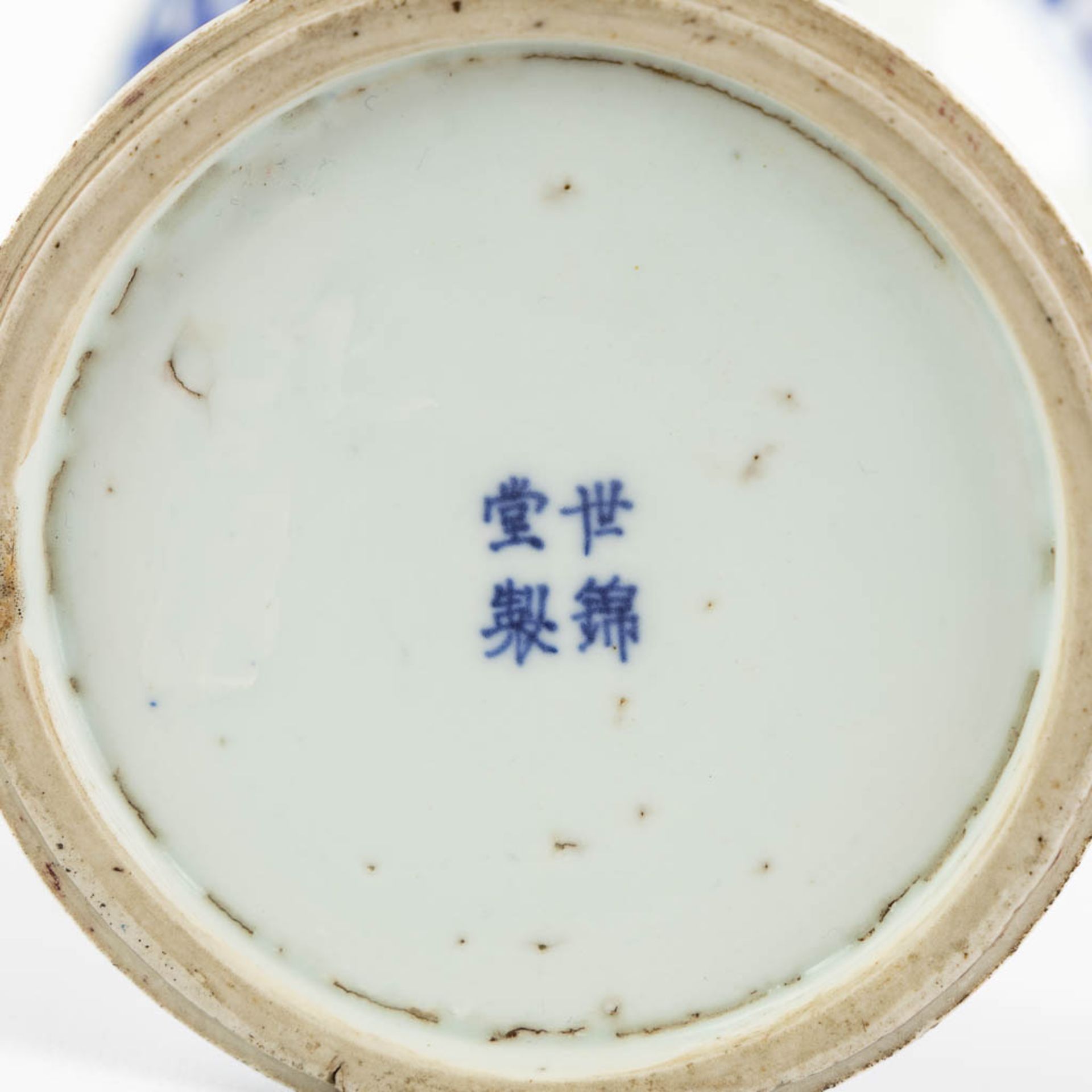 A Chinese Beaker vase, blue-white, Kangxi or Yongzheng period. (H:20 x D:15,5 cm) - Image 8 of 11