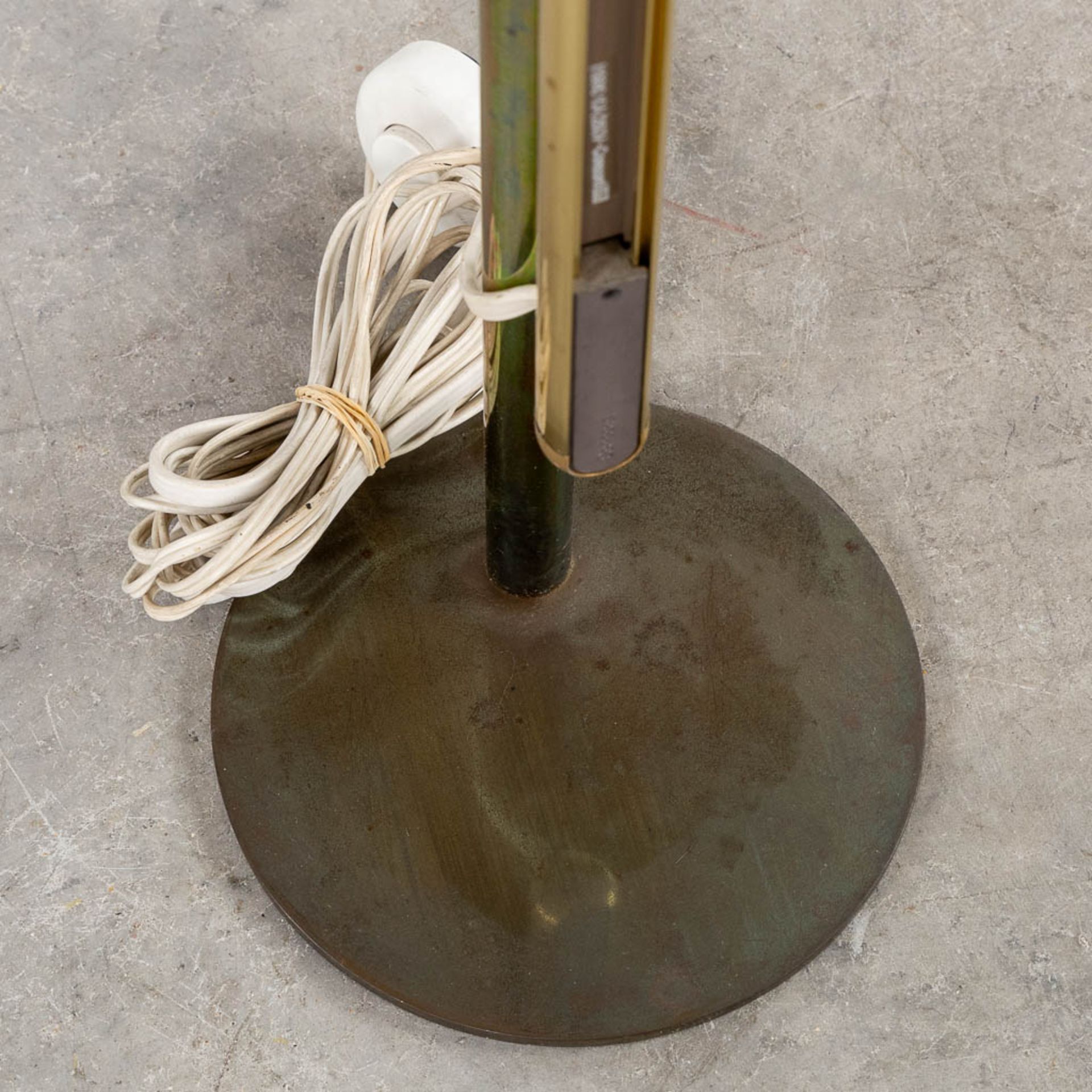 Concord, A decorative floor lamp, gilt brass. (H:167 cm) - Bild 10 aus 11