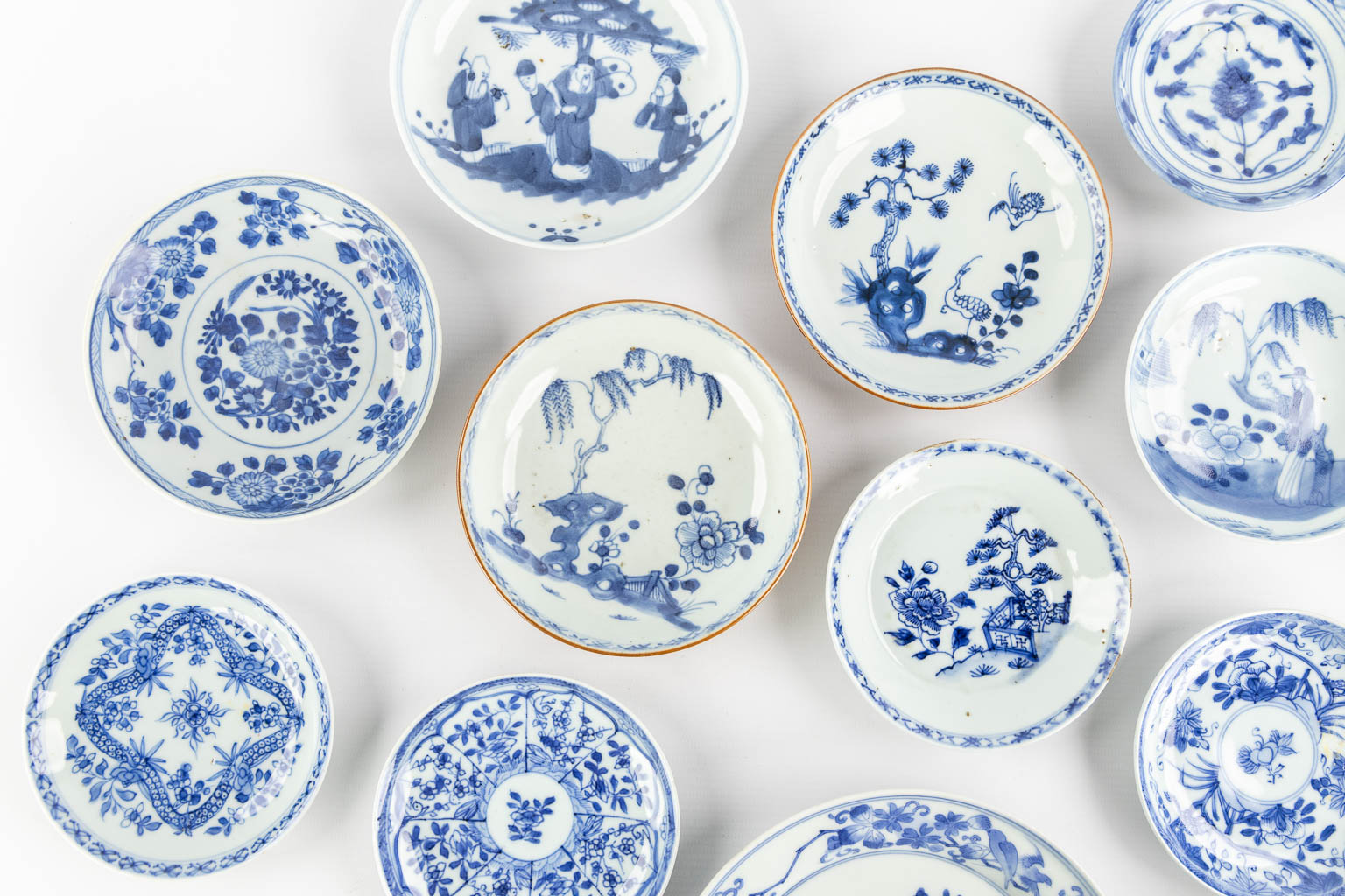 Sixteen Chinese blue-white and capucine plates, Kangxi and Yongzheng period. (D:18,6 cm) - Image 4 of 7