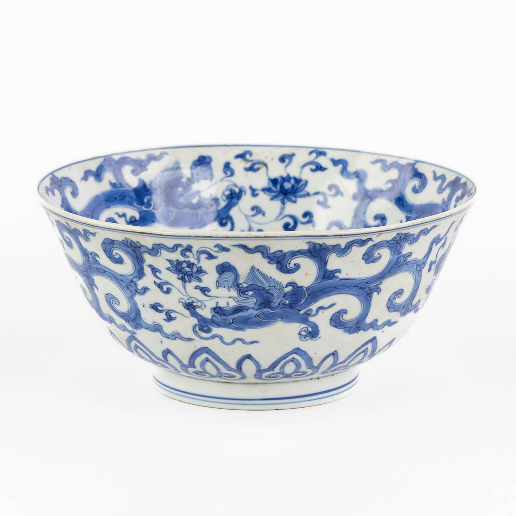A Chinese bowl with dragon decor, Blue-White decor, Kangxi period. (H:9,5 x D:21 cm) - Image 5 of 10