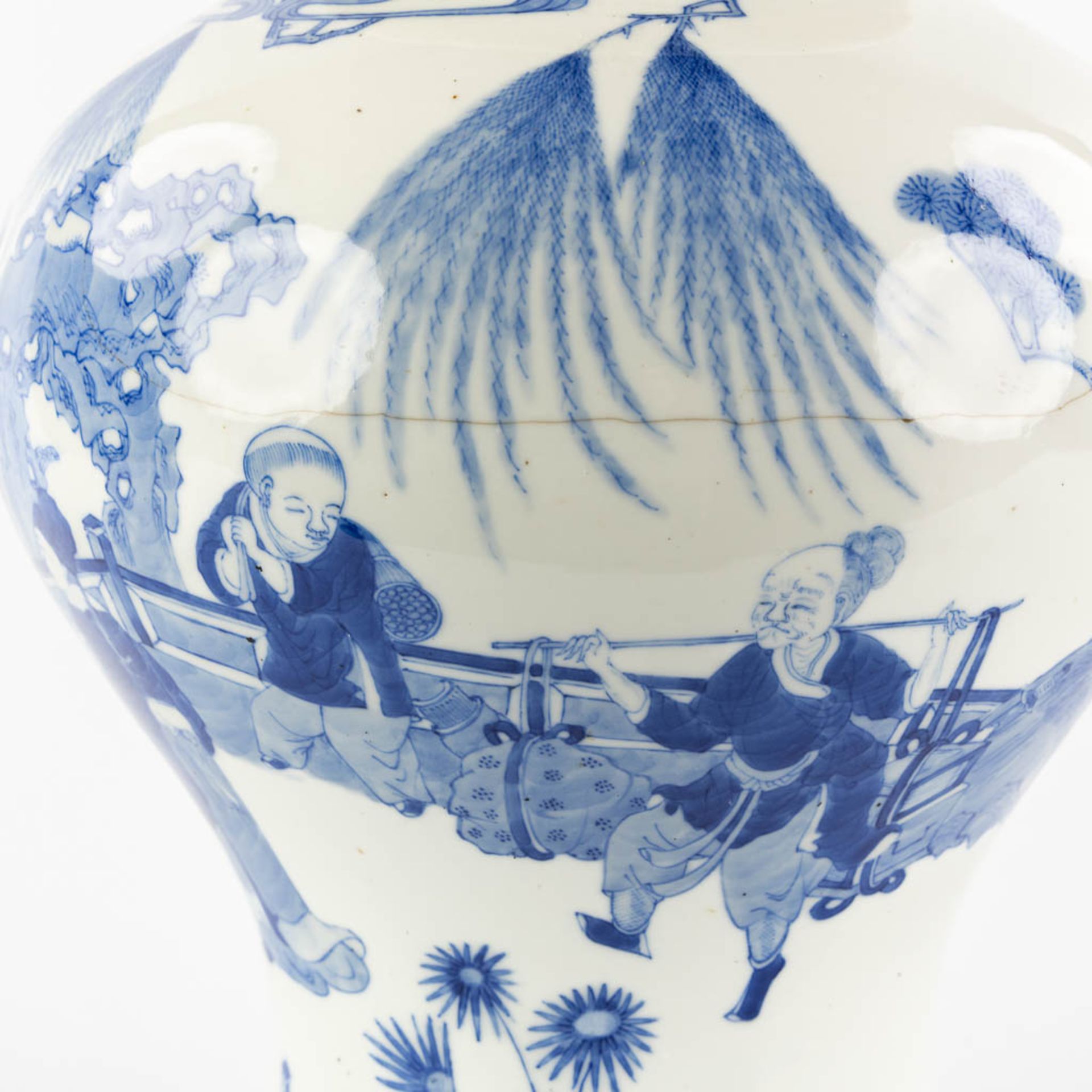 A Chinese 'Baluster' vase, blue-white decor of 'Wise Men'. (H:43 x D:29 cm) - Bild 11 aus 12