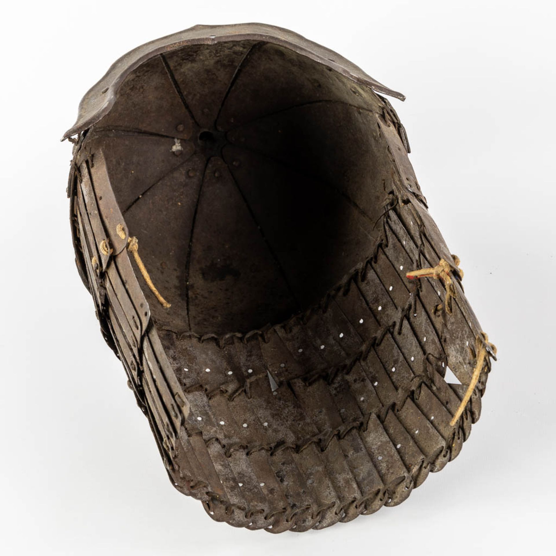 A Tibetan military helmet, iron and leather. 18th/19th C. (L:20 x W:24 x H:42 cm) - Image 10 of 11