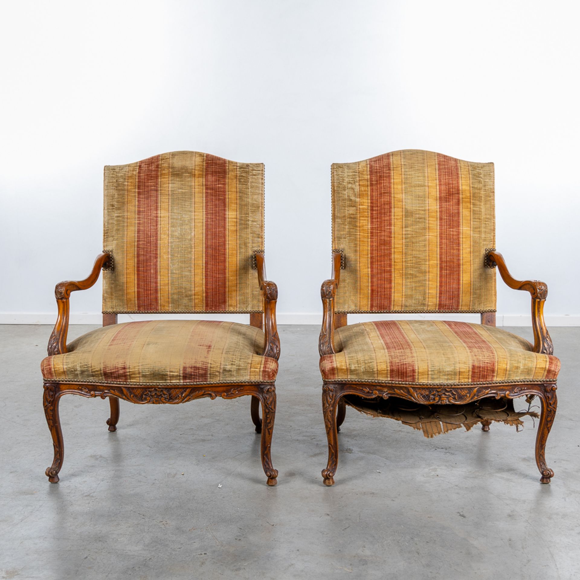 A pair of antique Louis XV style armchairs. (L:73 x W:78 x H:108 cm) - Bild 3 aus 10