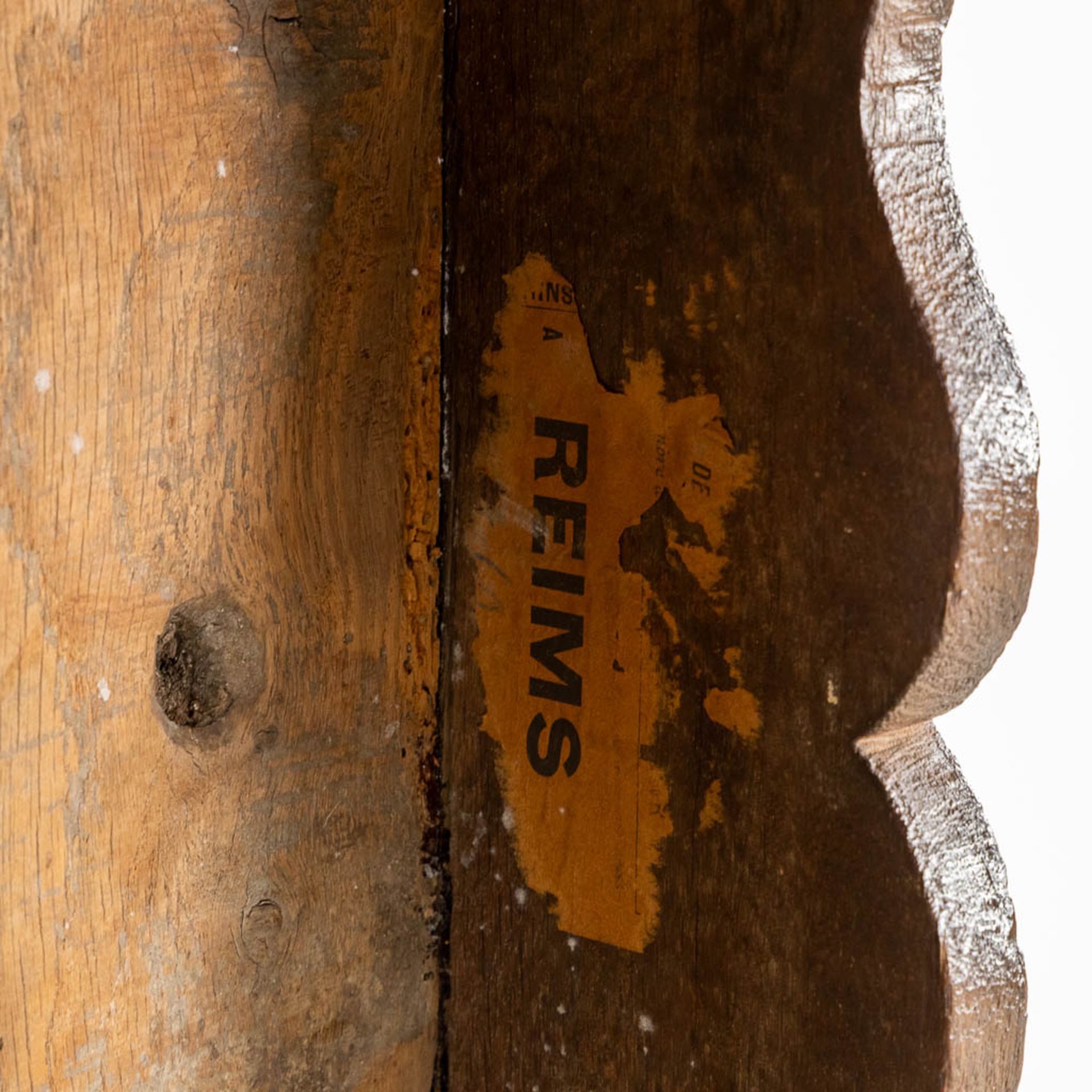 An antique side table, sculptured oak. 19th C. (L:46 x W:154 x H:53 cm) - Bild 8 aus 9