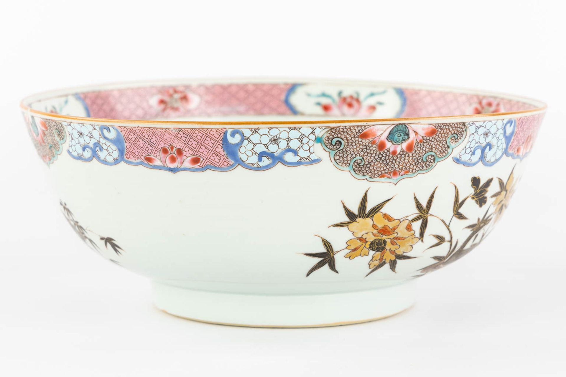 A large Chinese Famille Rose 'Deer' bowl. 19th C. (H:11 x D:28,5 cm) - Image 7 of 14