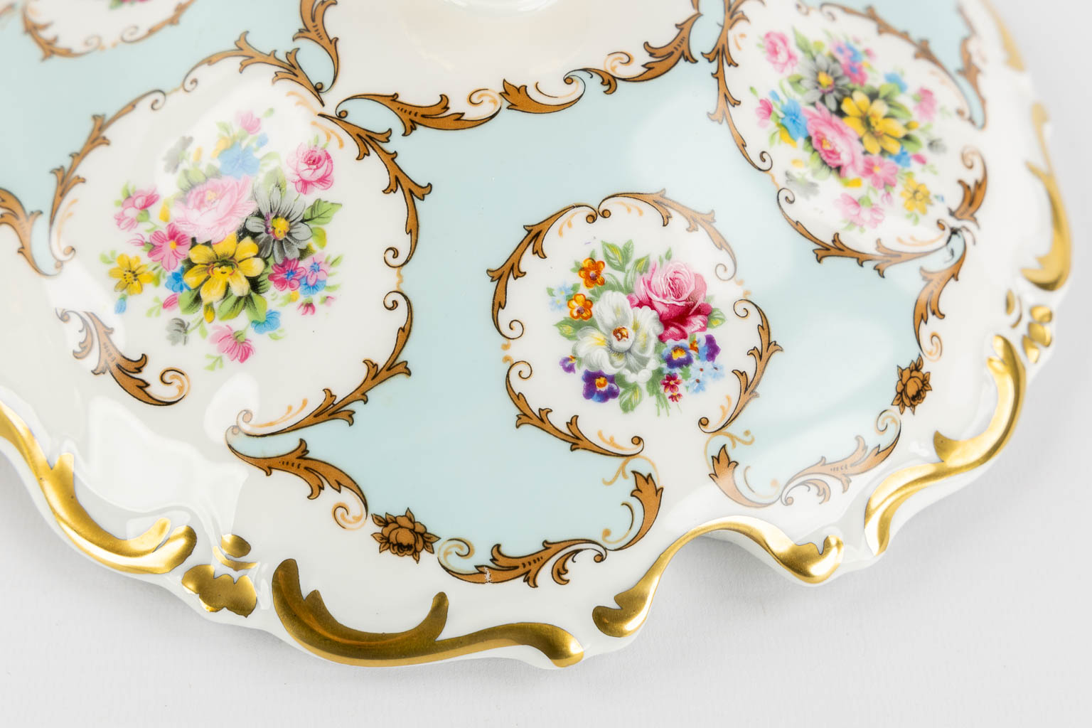 Limoges, a tureen on a large platter. Hand-painted flower decor. (D:31 cm) - Image 13 of 13