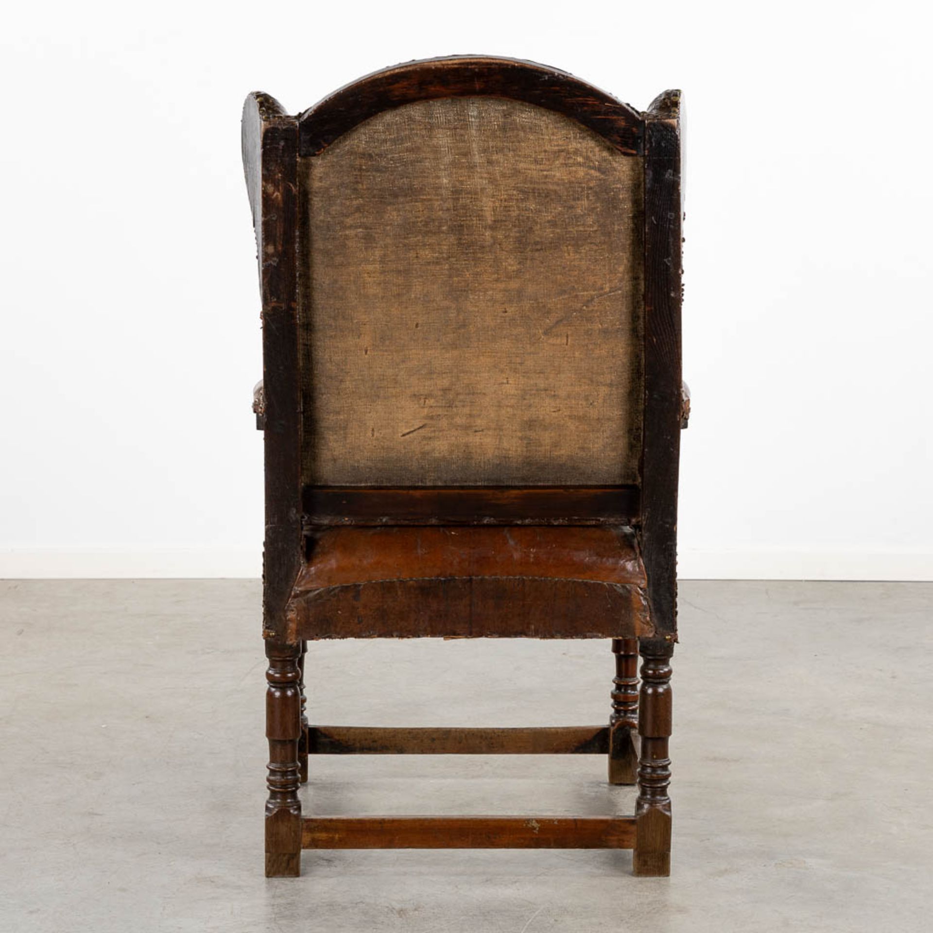 An antique Throne chair, leather on wood, great patina. 18th C. (L:76 x W:67 x H:125 cm) - Bild 5 aus 13