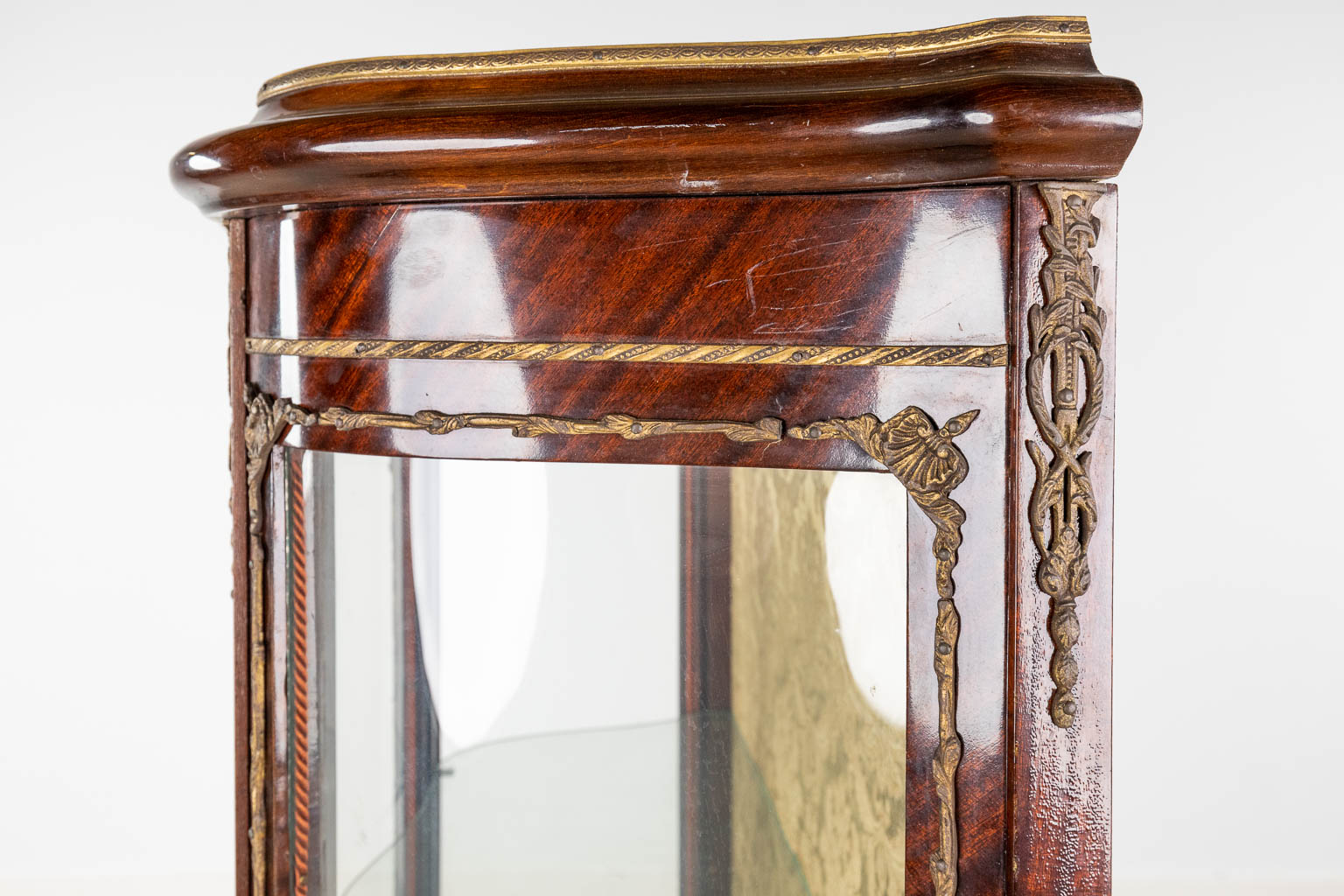 A vintage display cabinet, curved glass mounted with bronze in Louis XV style. (L:35 x W:80 x H:140 - Image 8 of 16
