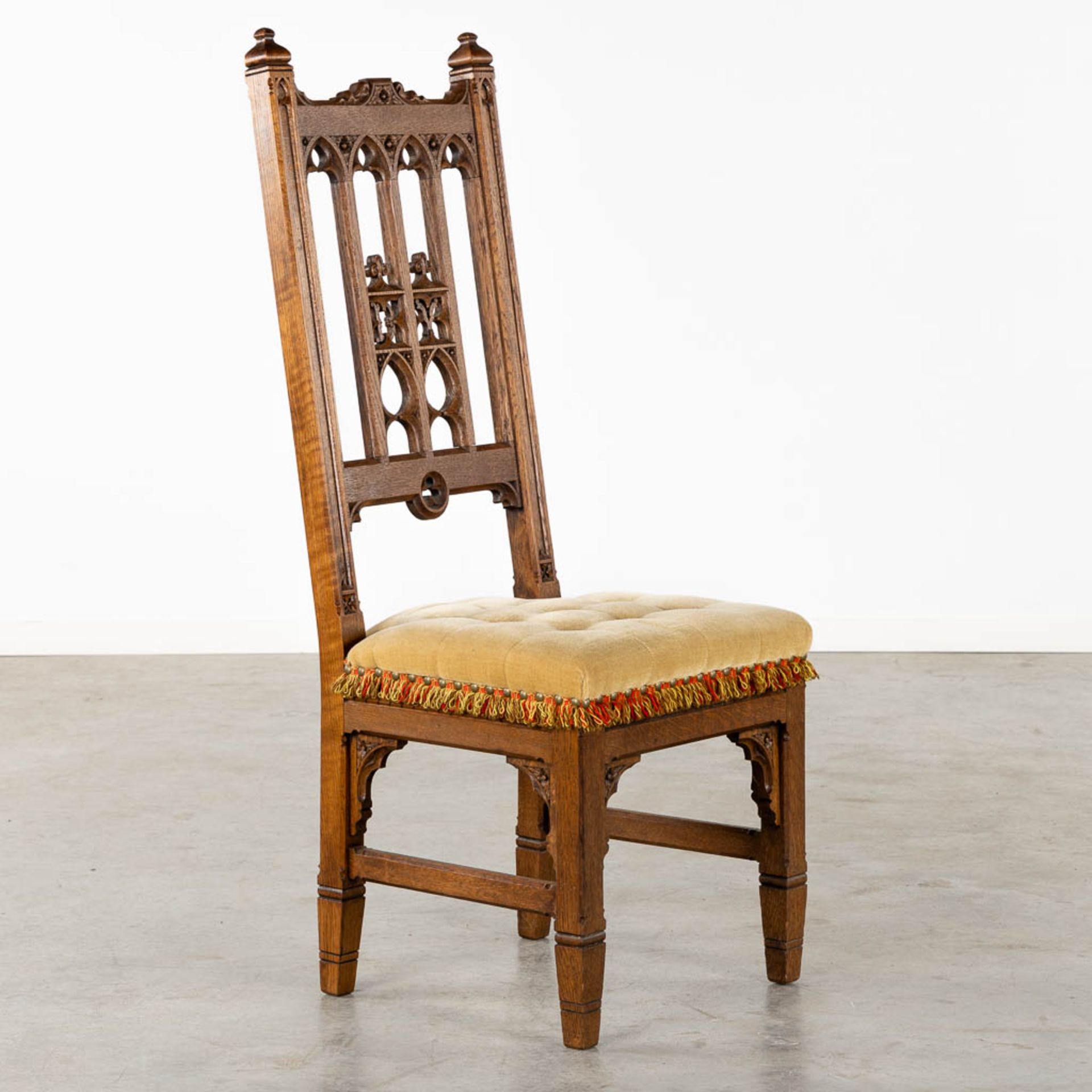 8 Gothic Revival style chairs, sculptured wood. Circa 1900. (L:54 x W:48 x H:123 cm) - Bild 3 aus 12