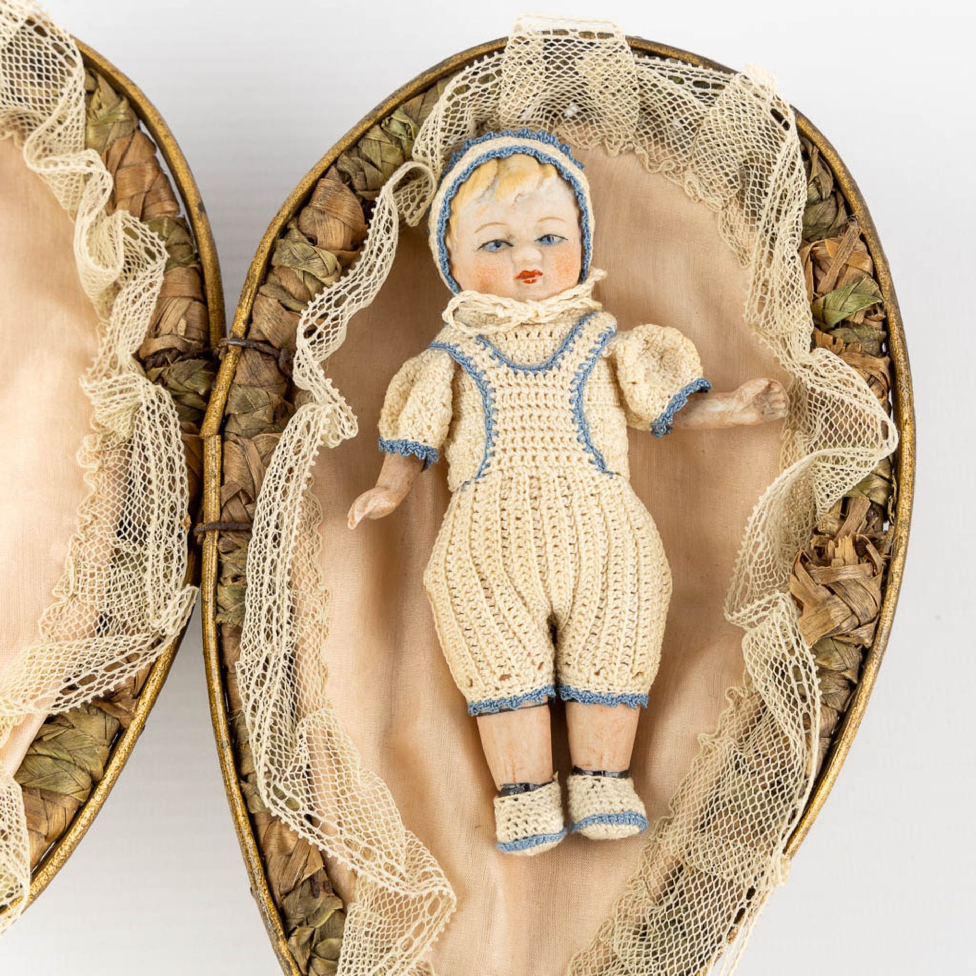 Three antique dolls, stored in a woven basket. (L:11,5 x W:17 x H:7 cm) - Image 12 of 13