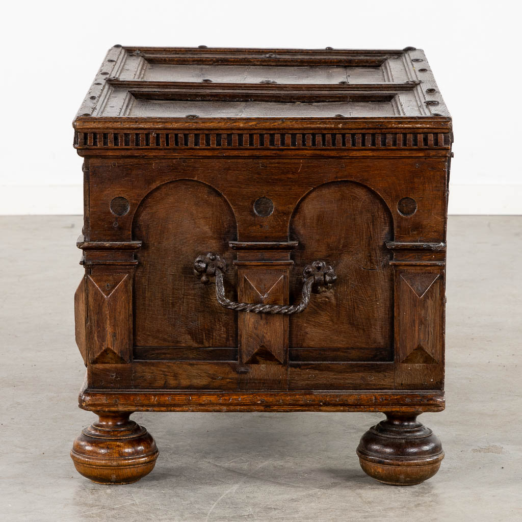An antique chest mounted with wrought-iron, The Netherlands, 17th C. (L:57 x W:97 x H:56 cm) - Image 4 of 11