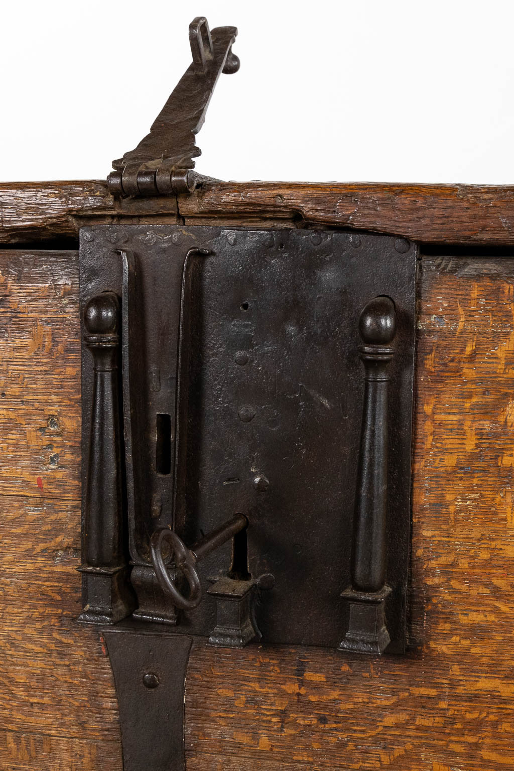 An antique Money box, wood mounted with wrought iron, circa 1500. (L:77 x W:44 x H:50 cm) - Image 10 of 14