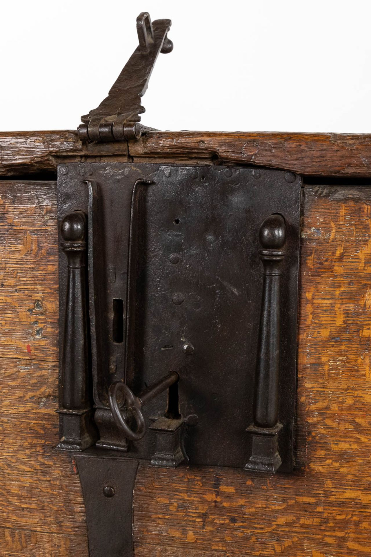An antique Money box, wood mounted with wrought iron, circa 1500. (L:77 x W:44 x H:50 cm) - Bild 10 aus 14