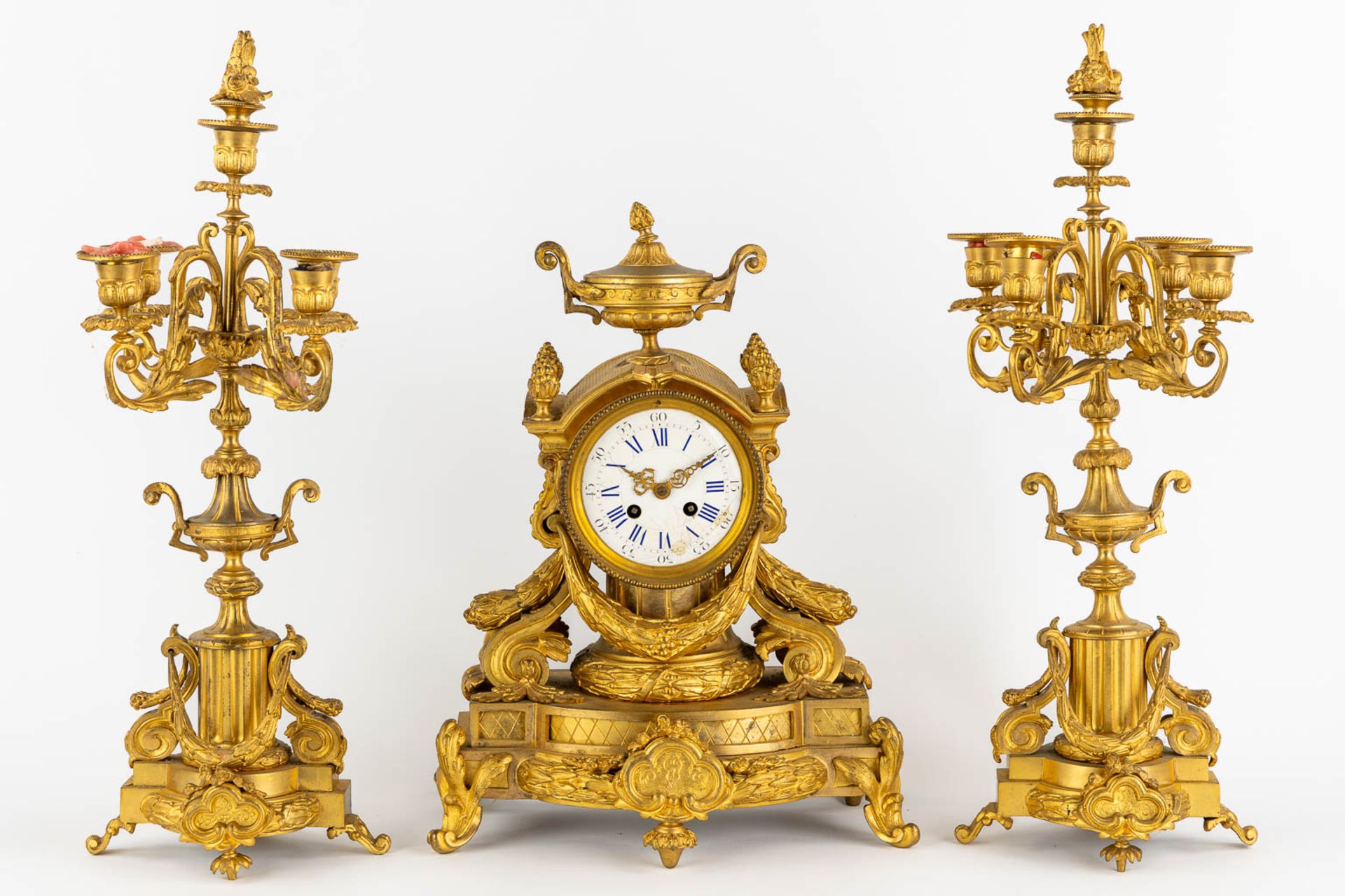 A three-piece mantle garniture clock and candelabra, gilt bronze. 19th C. (L:20 x W:32 x H:43 cm) - Image 3 of 13