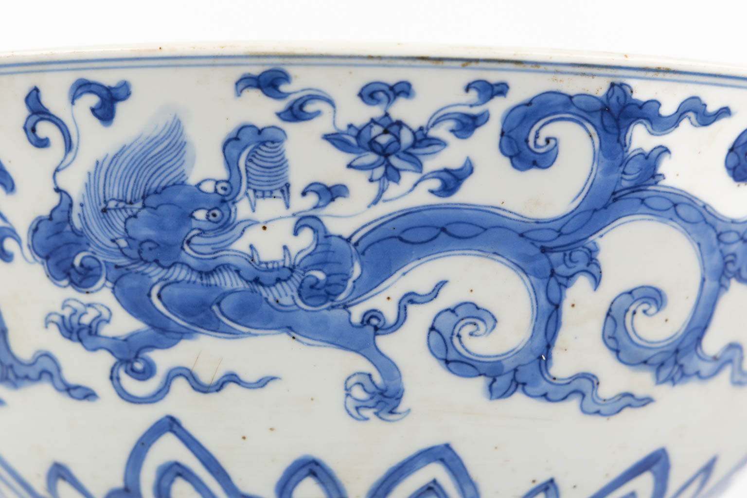 A Chinese bowl with dragon decor, Blue-White decor, Kangxi period. (H:9,5 x D:21 cm) - Image 10 of 10