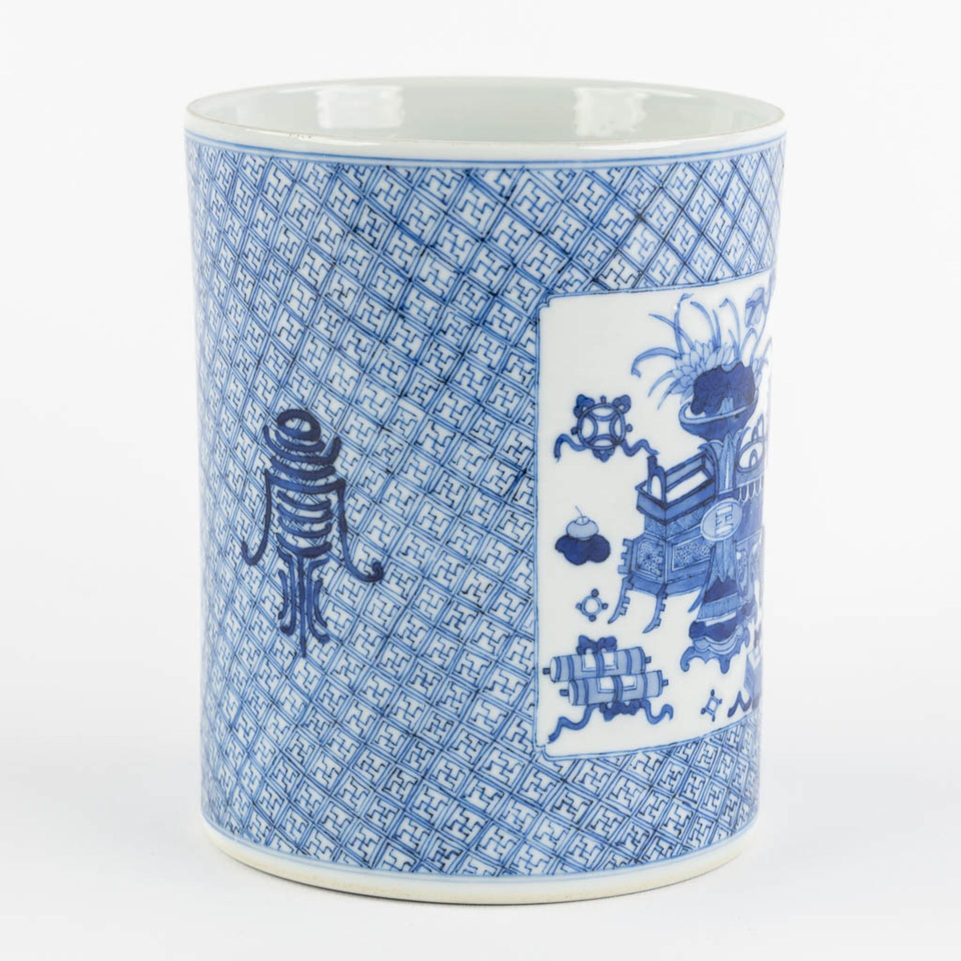 A Chinese brush pot, blue white, Swastika decor. Kangxi Style mark. (H:14,7 x D:12 cm) - Bild 3 aus 12