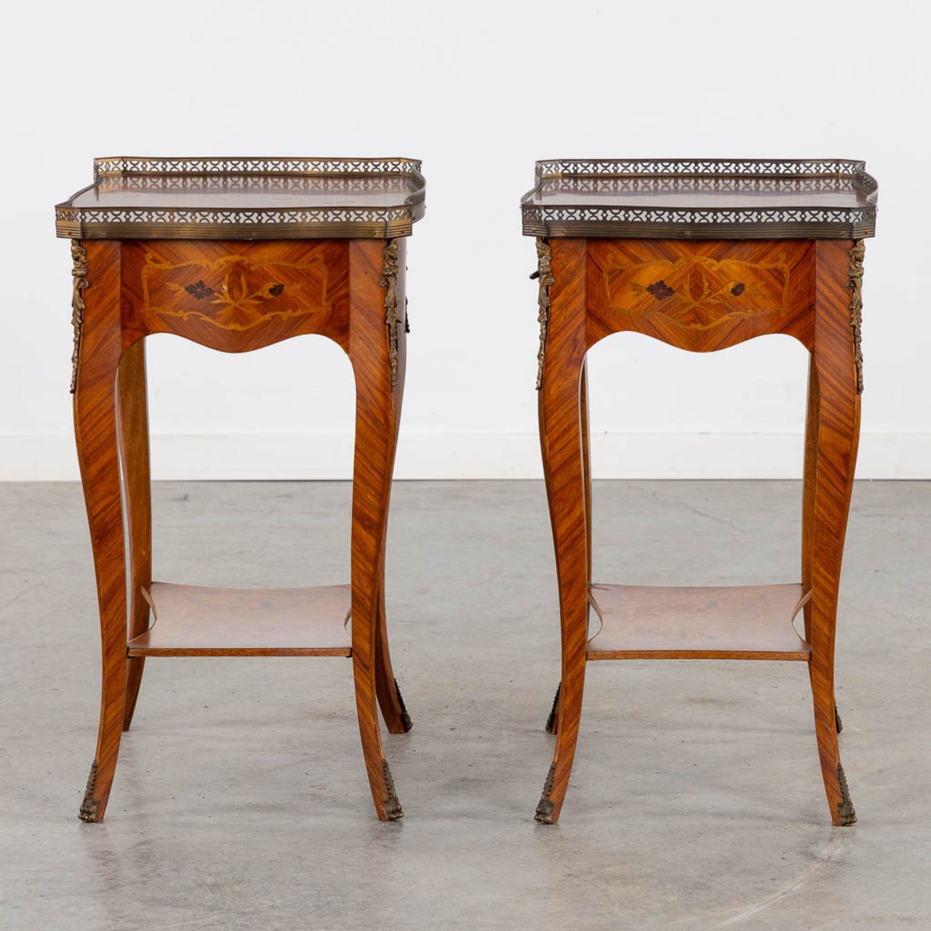 A pair of side tables, marquetry inlay and mounted with bronze. (L:37 x W:51 x H:65 cm) - Bild 5 aus 13