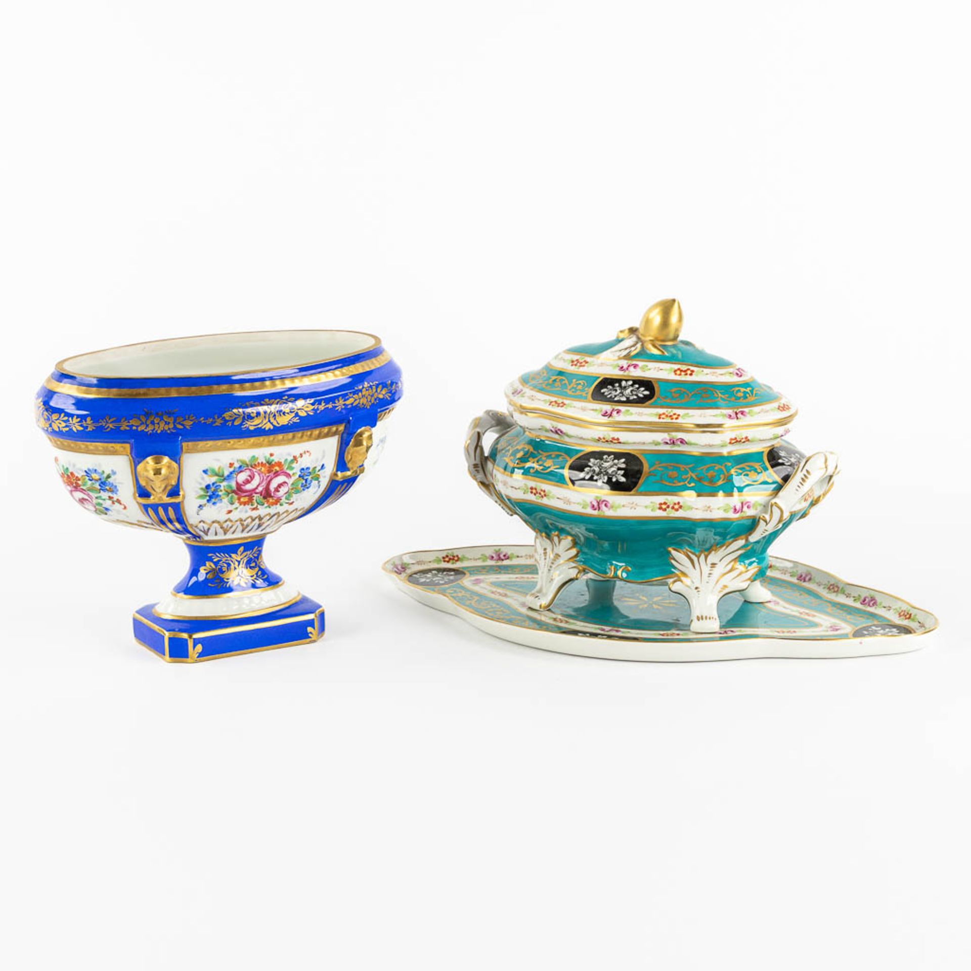 Pillivuyt, Paris, a tureen on a plate and an oval bowl. 20th C. (L:23 x W:36 x H:20 cm)