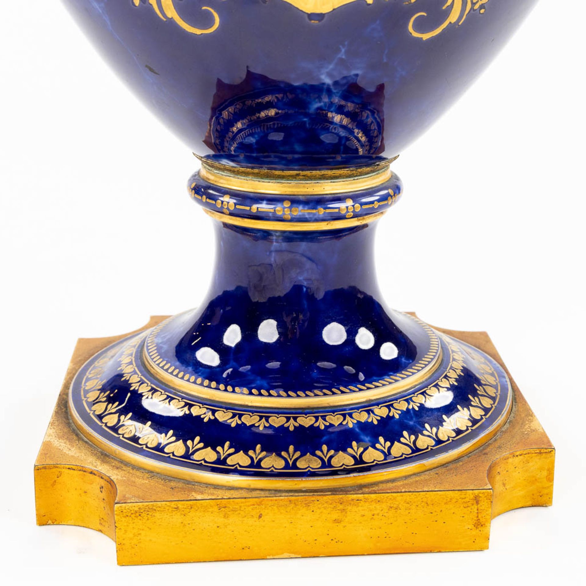 Sèvres, an exceptionally large vase with a hand-painted decor, France, 1867. (L:37 x W:52 x H:76 cm) - Bild 12 aus 14