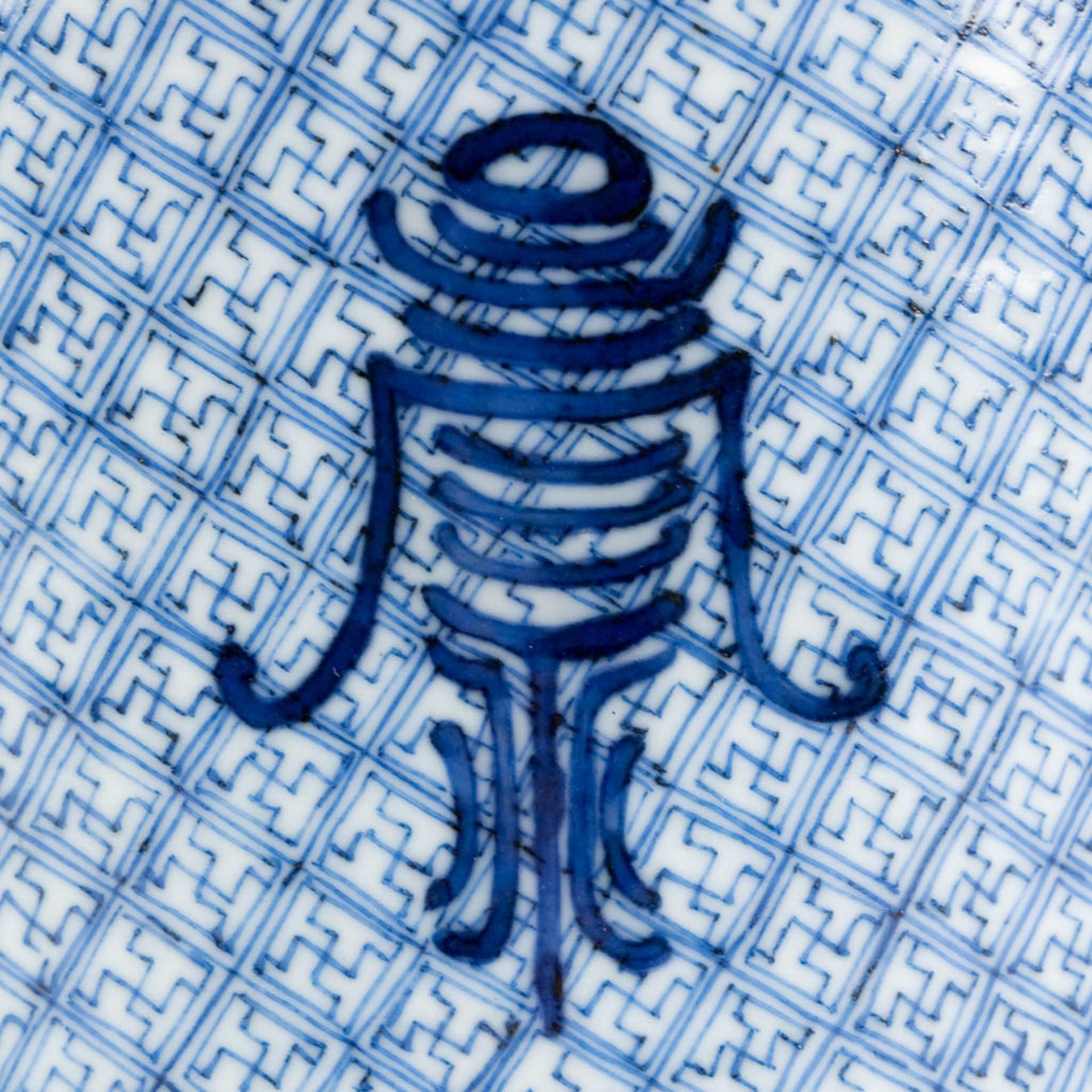 A Chinese brush pot, blue white, Swastika decor. Kangxi Style mark. (H:14,7 x D:12 cm) - Bild 12 aus 12