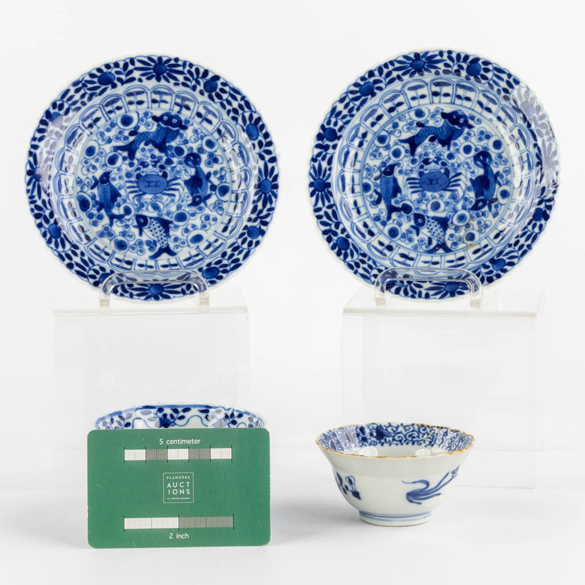 A pair of Chinese plate, blue-white decor of 'Fish and Crab', 19th C. (D:13,5 cm) - Bild 2 aus 9