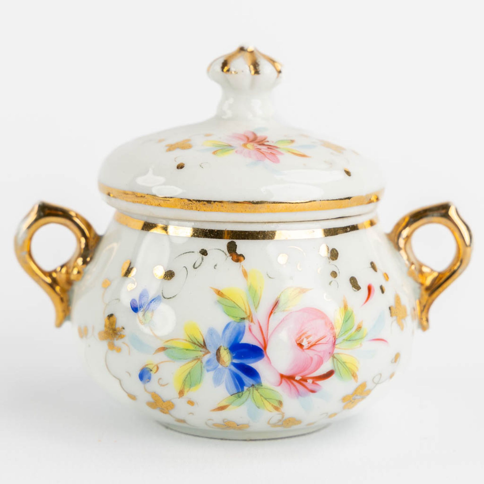 A children's tea set, polychrome porcelain. Circa 1900-1920. (L:20 x W:33 x H:10 cm) - Image 9 of 11